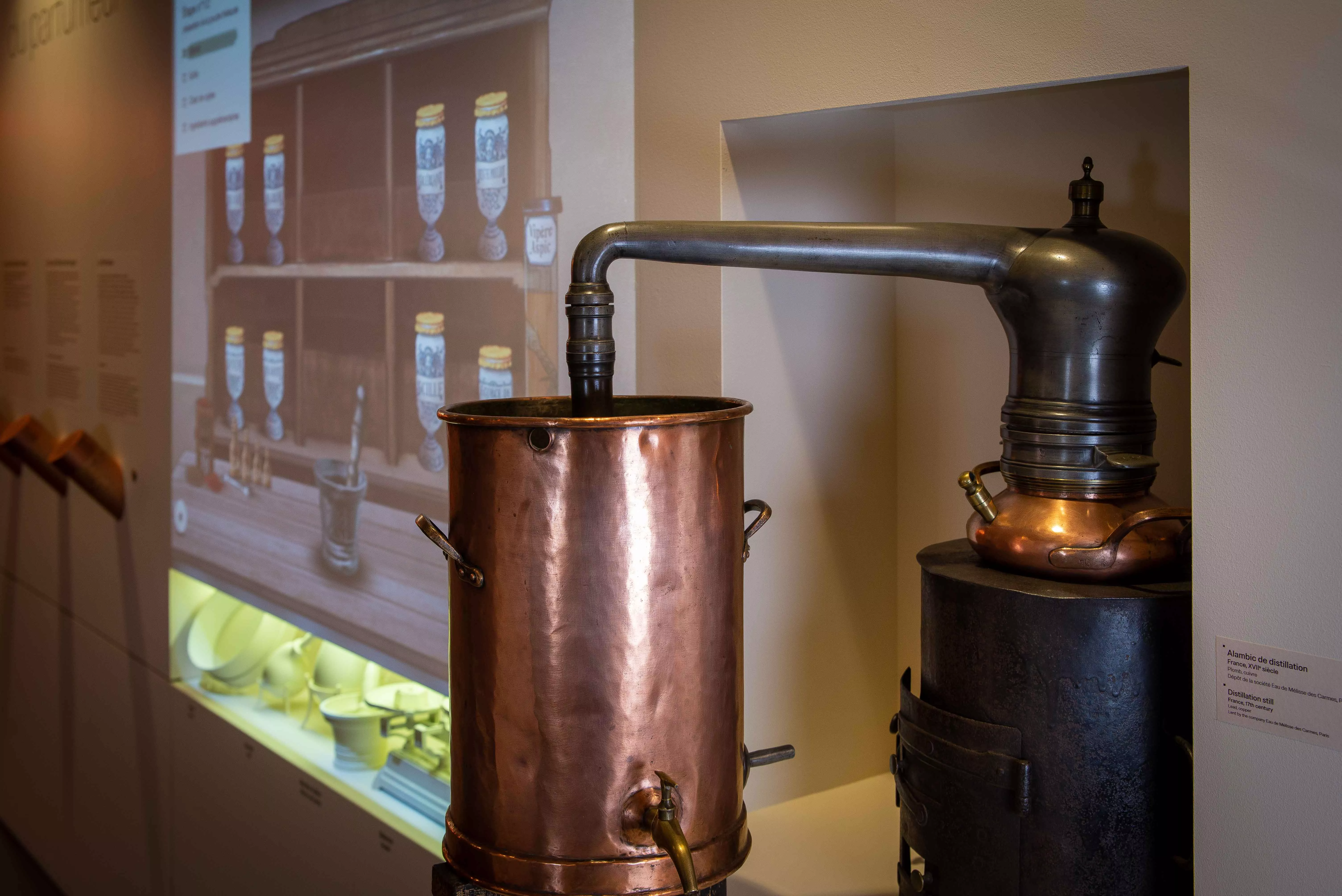 Parfums d'histoire du soin au bien-être Distillateur  présenté dans l'exposition
