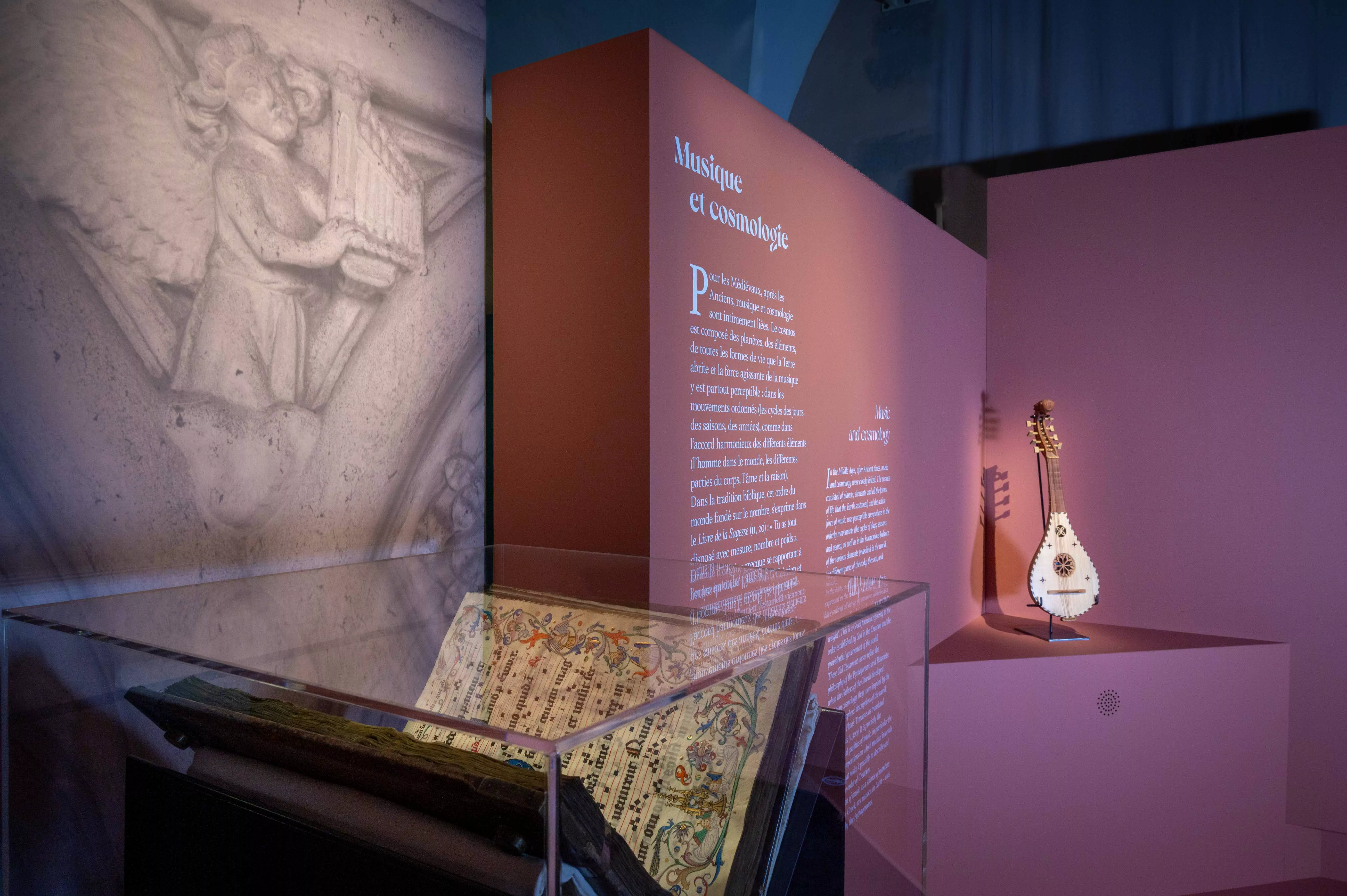 Vue de l'exposition Ars musica l'harmonie du monde. Guiterne Elne et antiphonaire