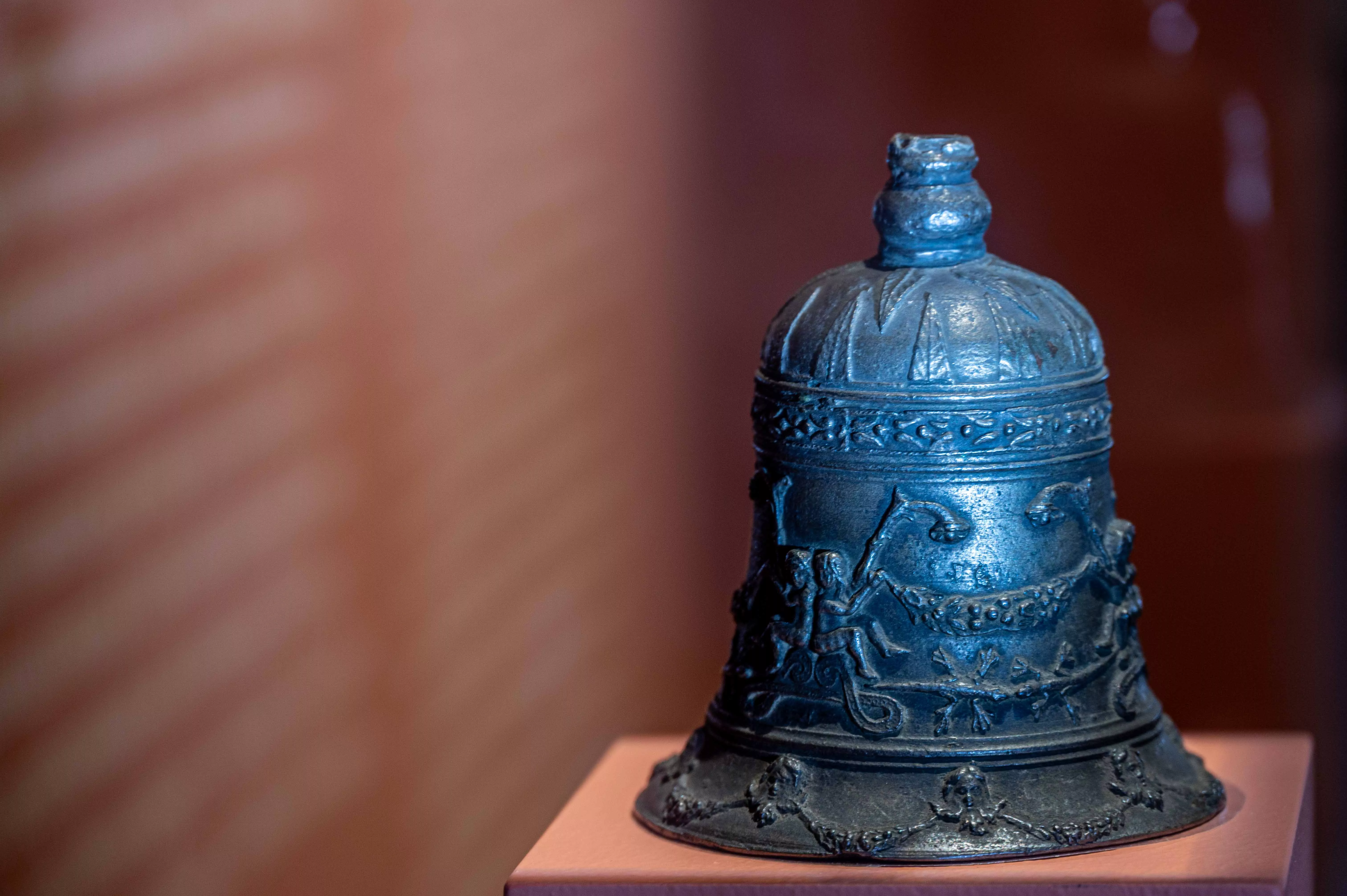 Vue de l'exposition Ars musica l'harmonie du monde. Sonnette, bronze doré XVI ème siècle . Musée de la musique Paris
