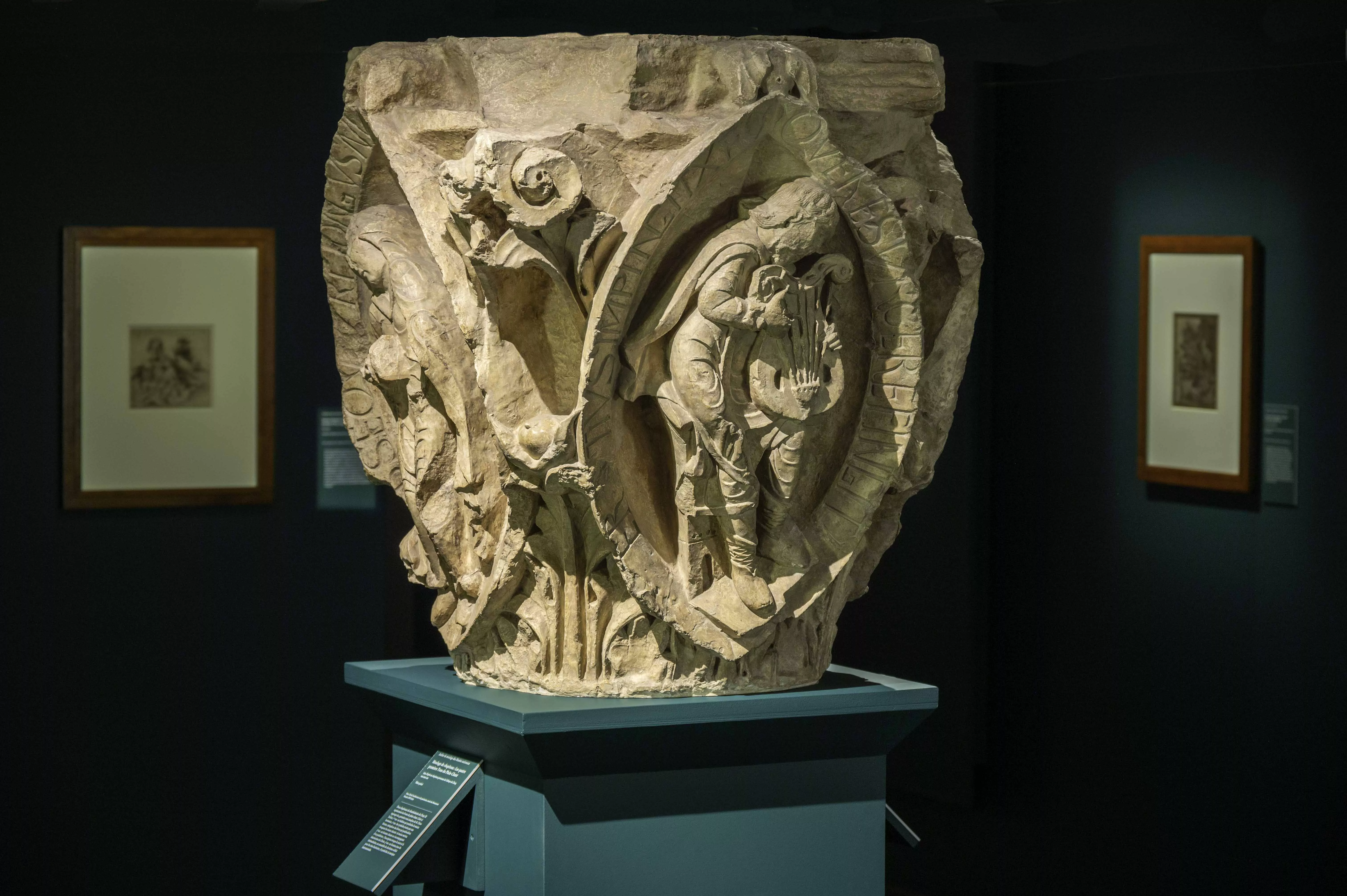 Vue de l'exposition Ars musica. Chapiteau : les quatre premiers Tons du Plain-Chant, 1929 d'après un chapiteau de l'abbaye de Cluny, vers 1100-1110 Paris, cité de l'architecture et du patrimoine, Musée des monuments français