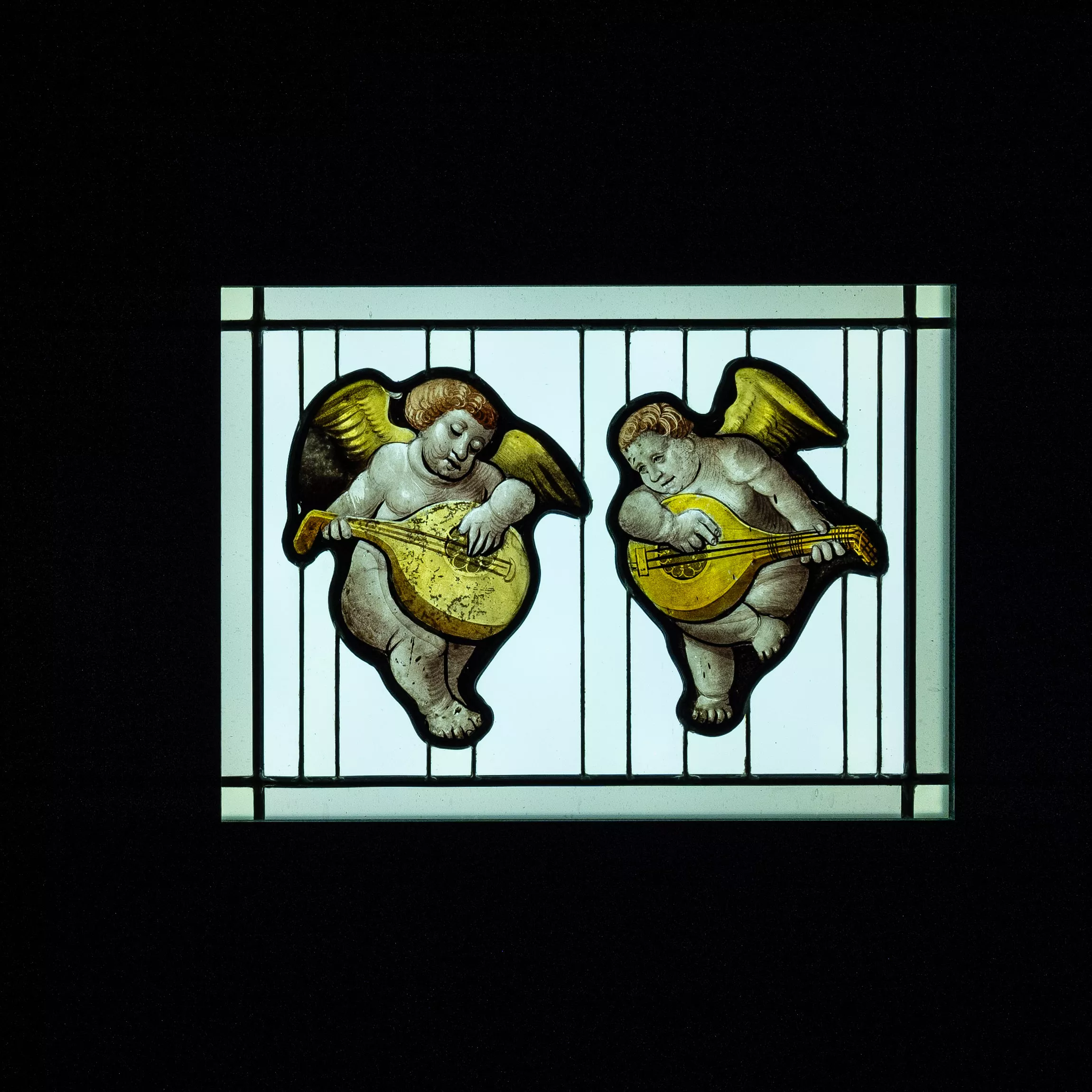 Vue de l'exposition Ars musica l'harmonie du monde. Vitrail anges musicien  Renaissance. Verre, peinture, plomb. Musées de Sens