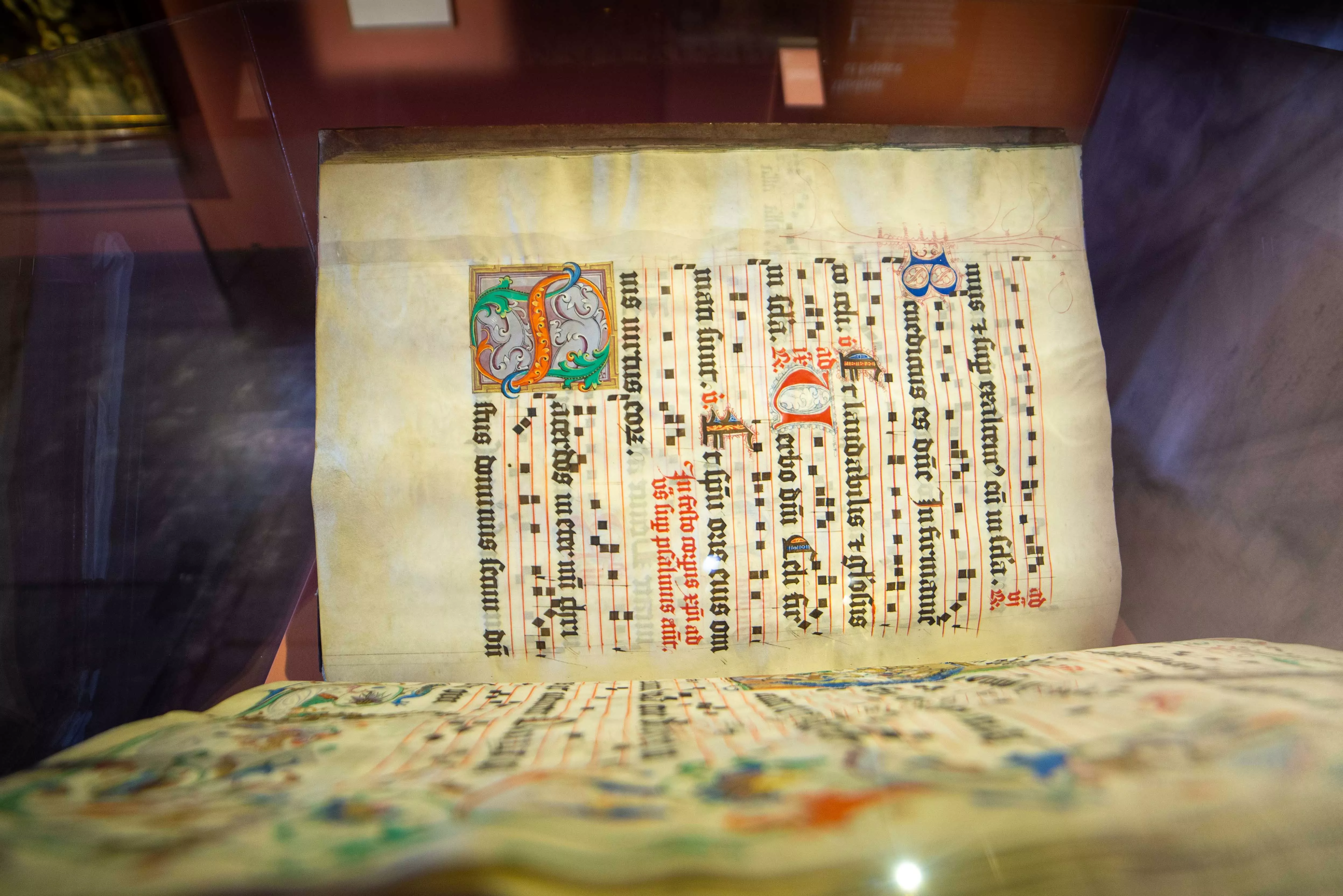 vue de l'exposition Ars musica, l'harmonie du monde. Antiphonaire dominicain, Seconde moitié du XVe siècle. Manuscrit sur parchemin. Lyon, bibliothèque municipale de Lyon