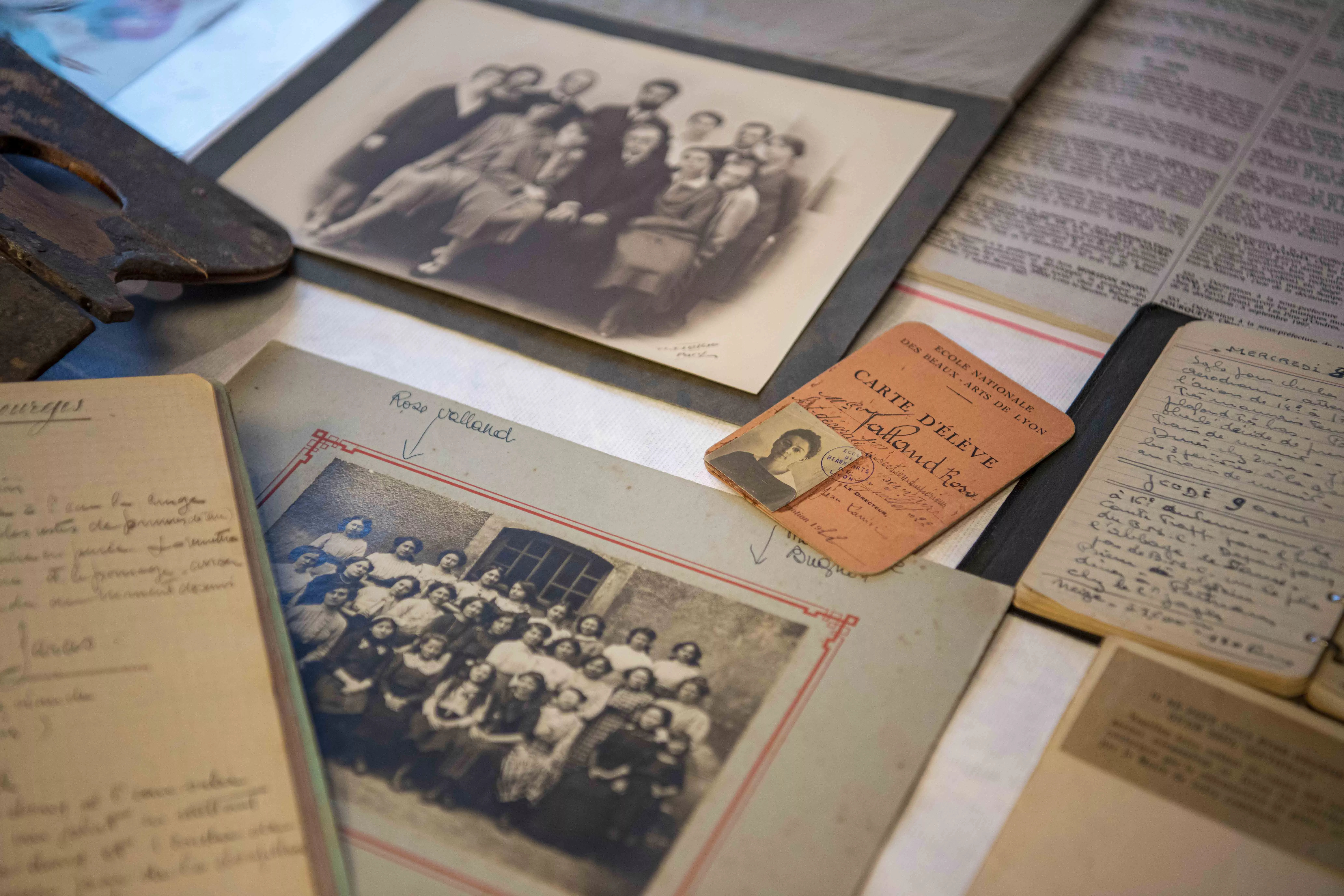 Photographie des archives familiales de Rose Valland (carnets, photographies, carte d'élève)