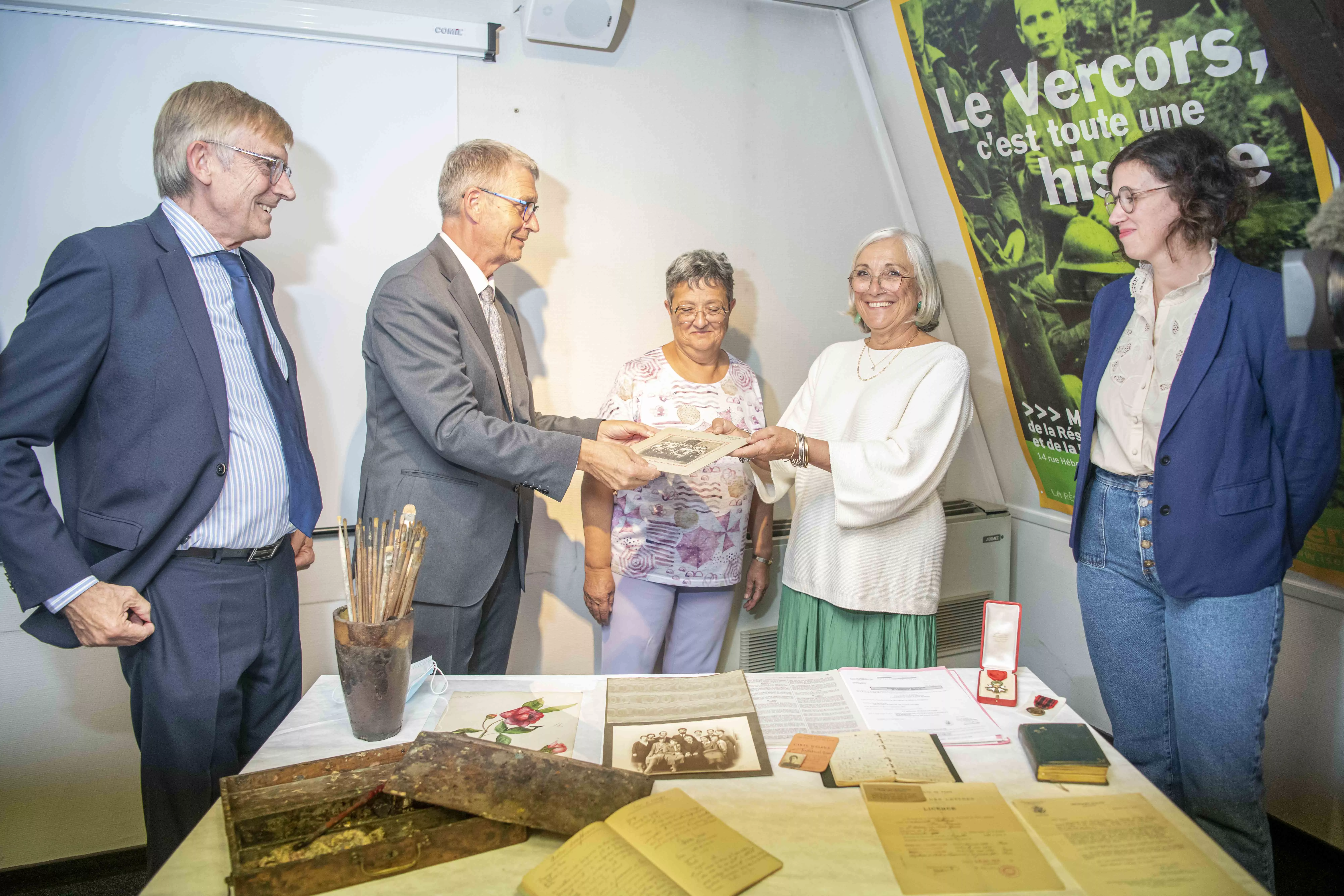 Photographie de la remise officielle des archives familiales de Rose Valland au président du Département de l'Isère