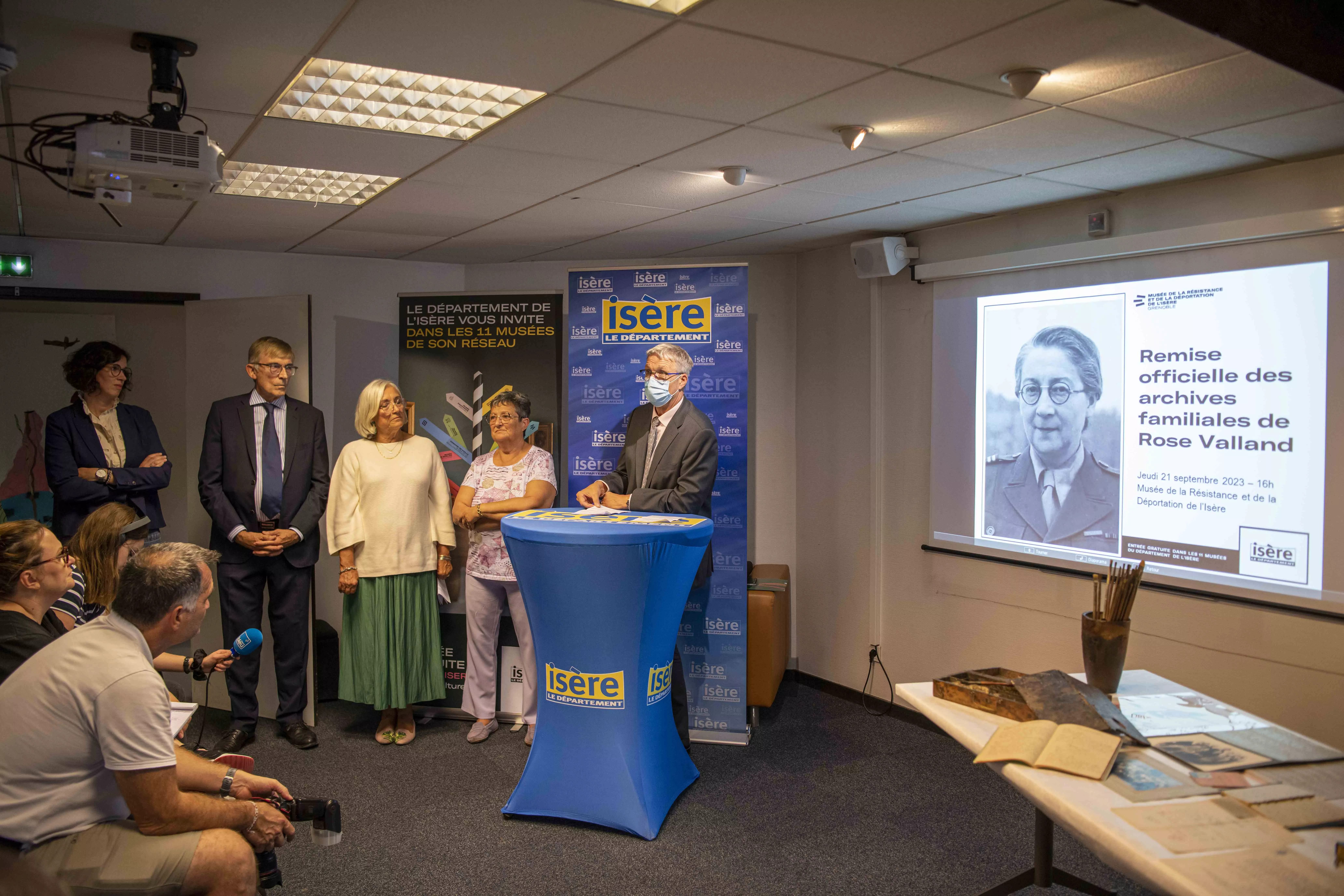 Photographie de la remise officielle des archives familiales de Rose Valland