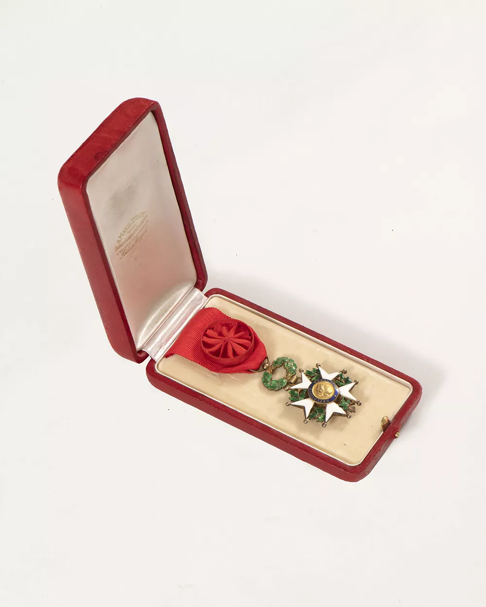 Médaille d’Officier de la Légion d’Honneur - Fonds Vernay-Garapont, coll. Musée de la Résistance et de la Déportation—Département de l’Isère Clichés : Denis Vinçon Photographie d'une médaille d'Officier de la Légion d'Honneur dans un écrin rouge