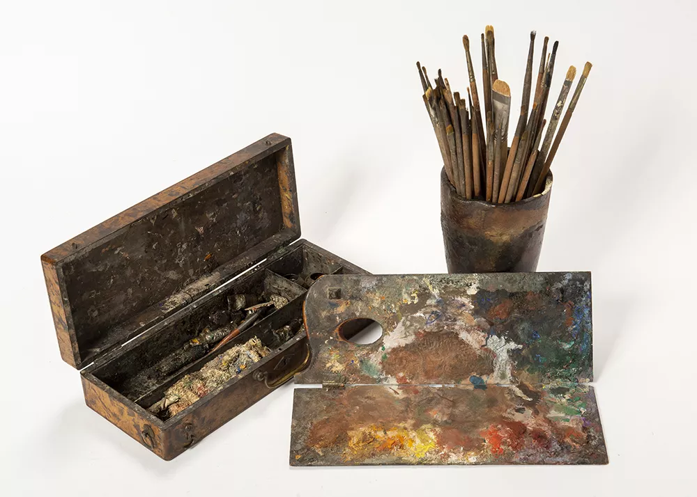 Matériel de peinture utilisé par Rose Valland - Fonds Vernay-Garapont, coll. Musée de la Résistance et de la Déportation—Département de l’Isère Clichés : Denis Vinçon Photographie de matériel de peinture (pinceaux, palette et coffret) utilisé par Rose Valland