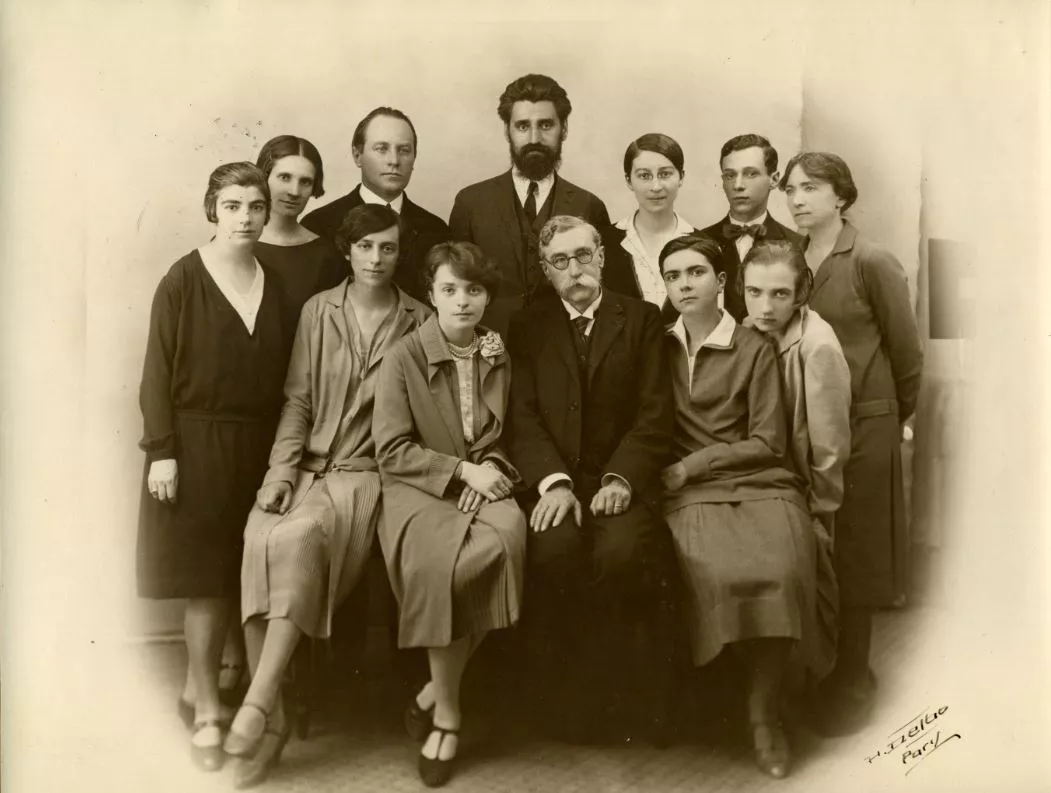 Photo prise à l’École des Beaux-arts de Lyon - fonds Vernay-Garapont, coll. Musée de la Résistance et de la Déportation—Département de l’Isère Clichés : Denis Vinçon Photographie ancienne d'un groupe d'étudiants des Beaux-arts de Lyon, dont Rose Valland