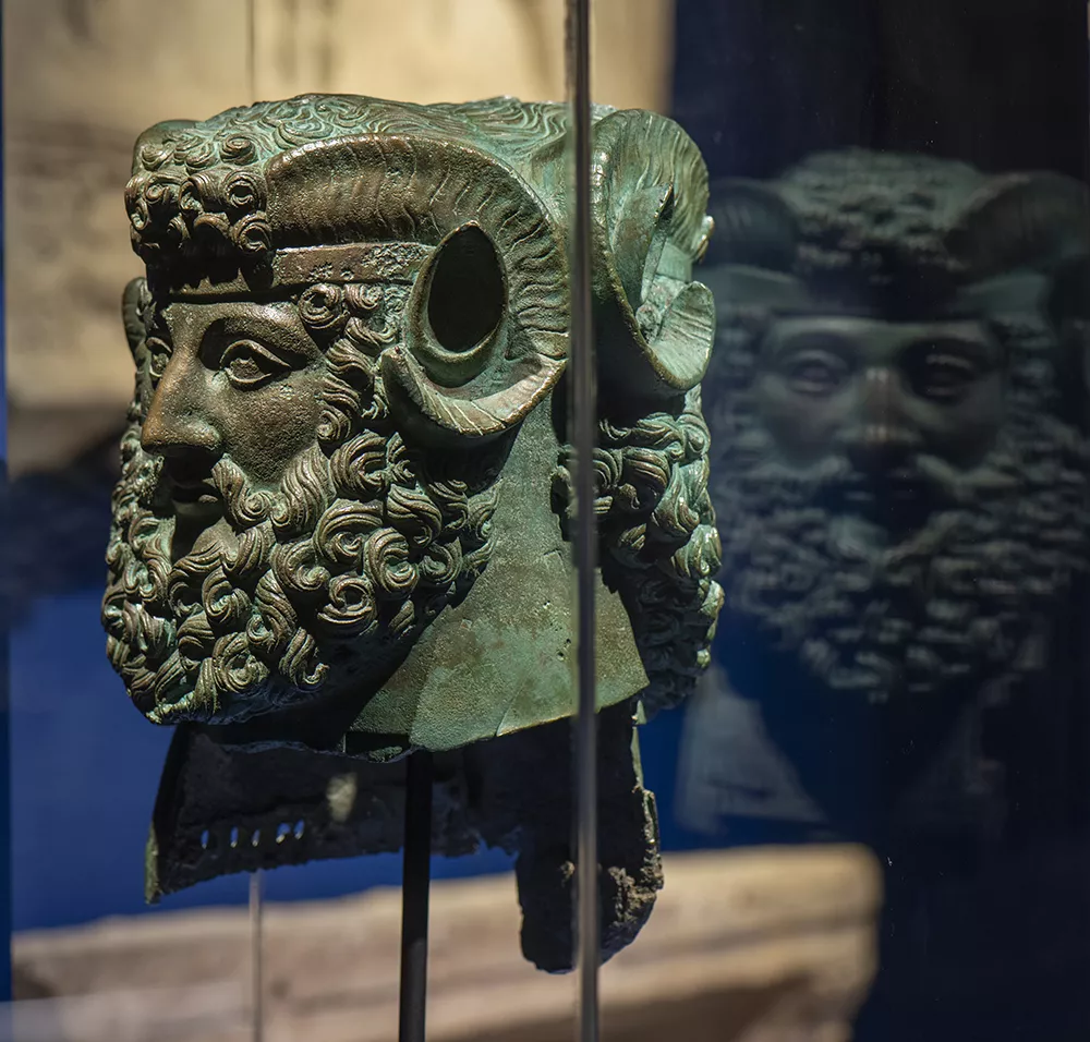 Photographie d'une sculpture du dieu Janus à deux visages présenté dans l'exposition &quot;Alpins&quot;