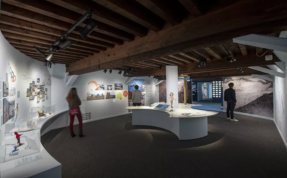 Photographie d'une salle de l'exposition &quot;Alpins&quot; consacrée aux sports de montagne et aux Jeux Olympiques