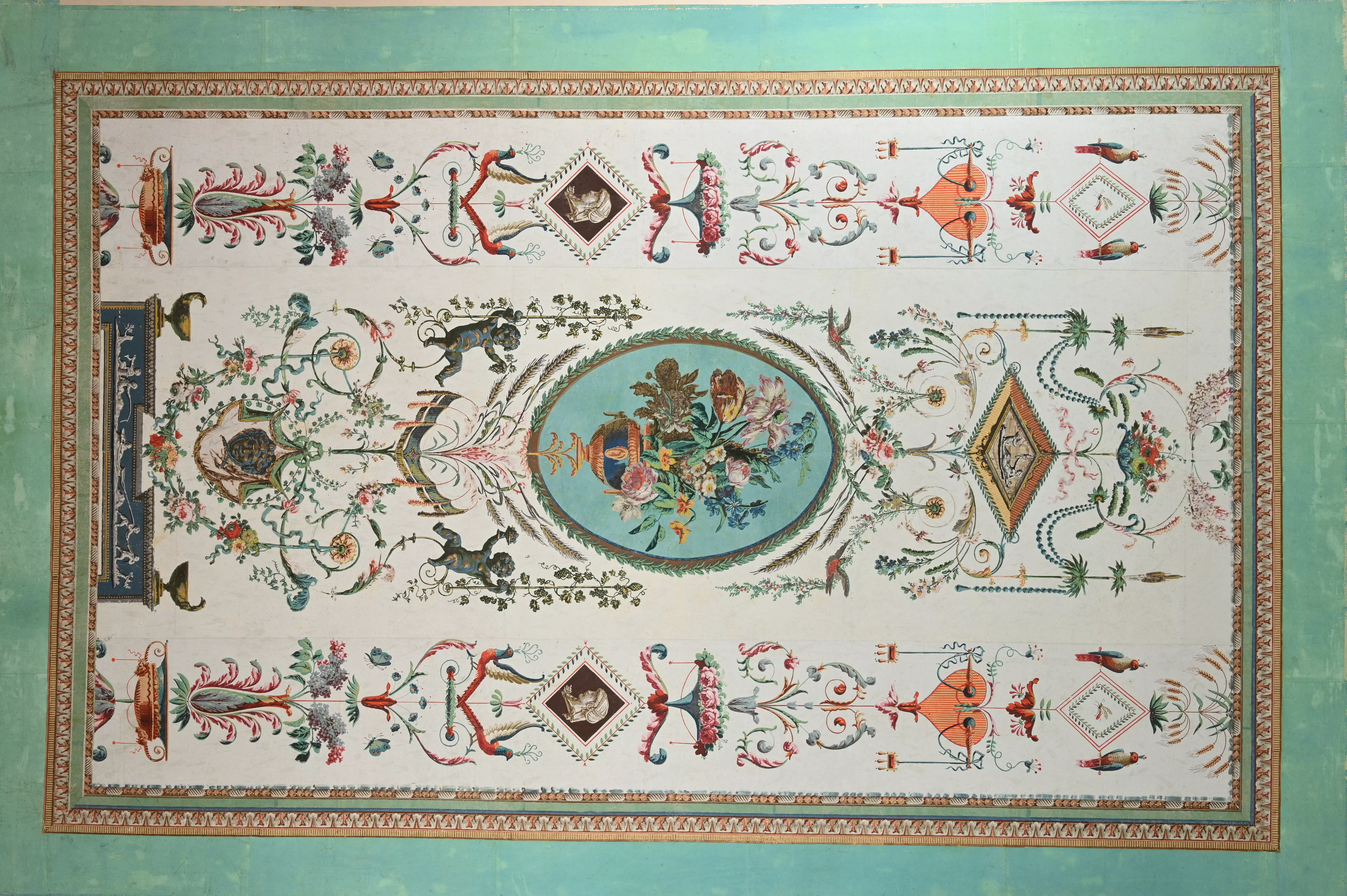 Papier peint ancien avec divers motifs (blé, bouquet de fleurs, oiseaux) dans des teintes turquoises