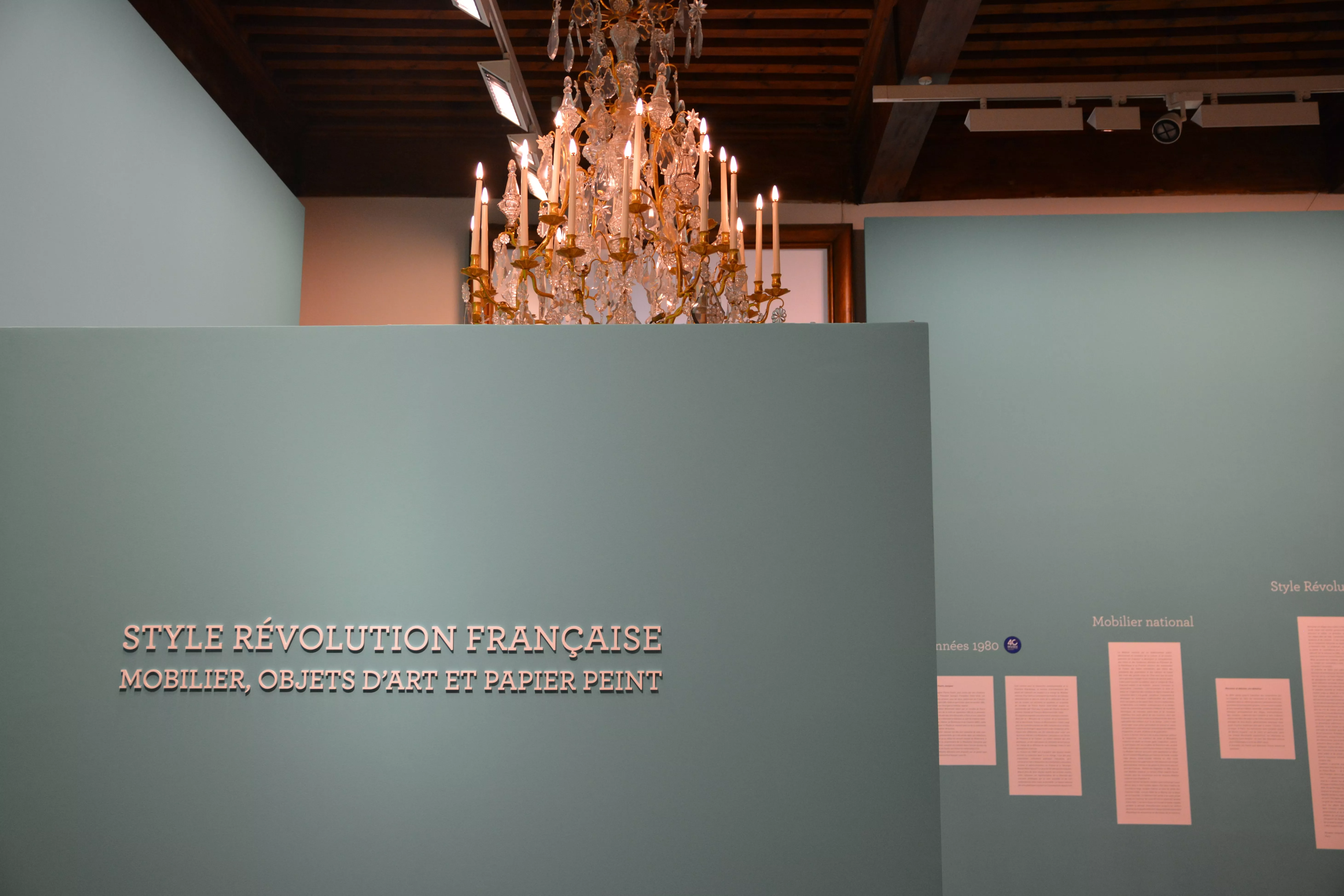 Photographie de l'entrée de l'exposition &quot;Style révolution française&quot; avec le titre de l'expo inscrit sur un mur turquoise