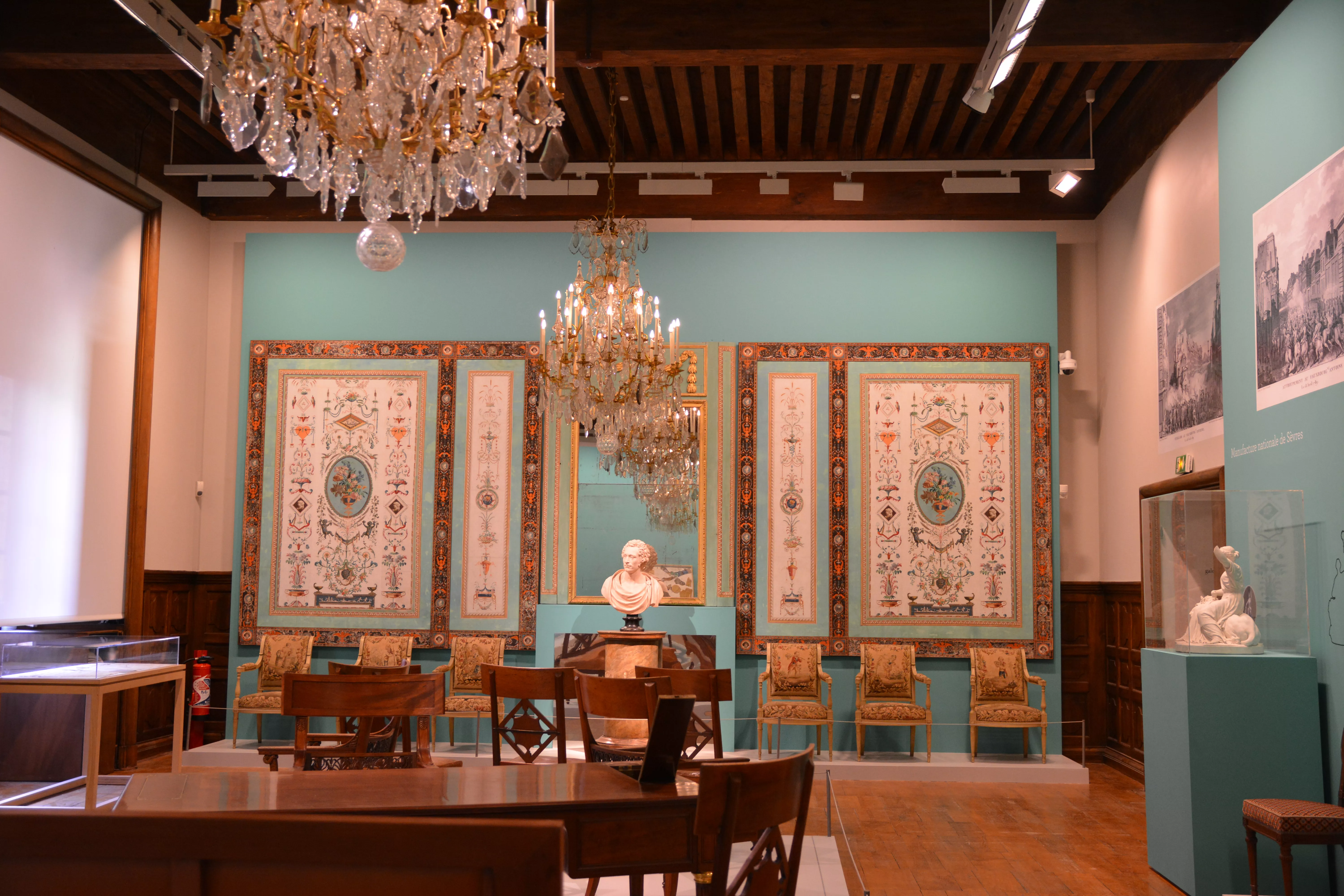 Photographie d'une salle de l'exposition &quot;Style révolution française&quot; exposant du mobilier et des papiers peints anciens