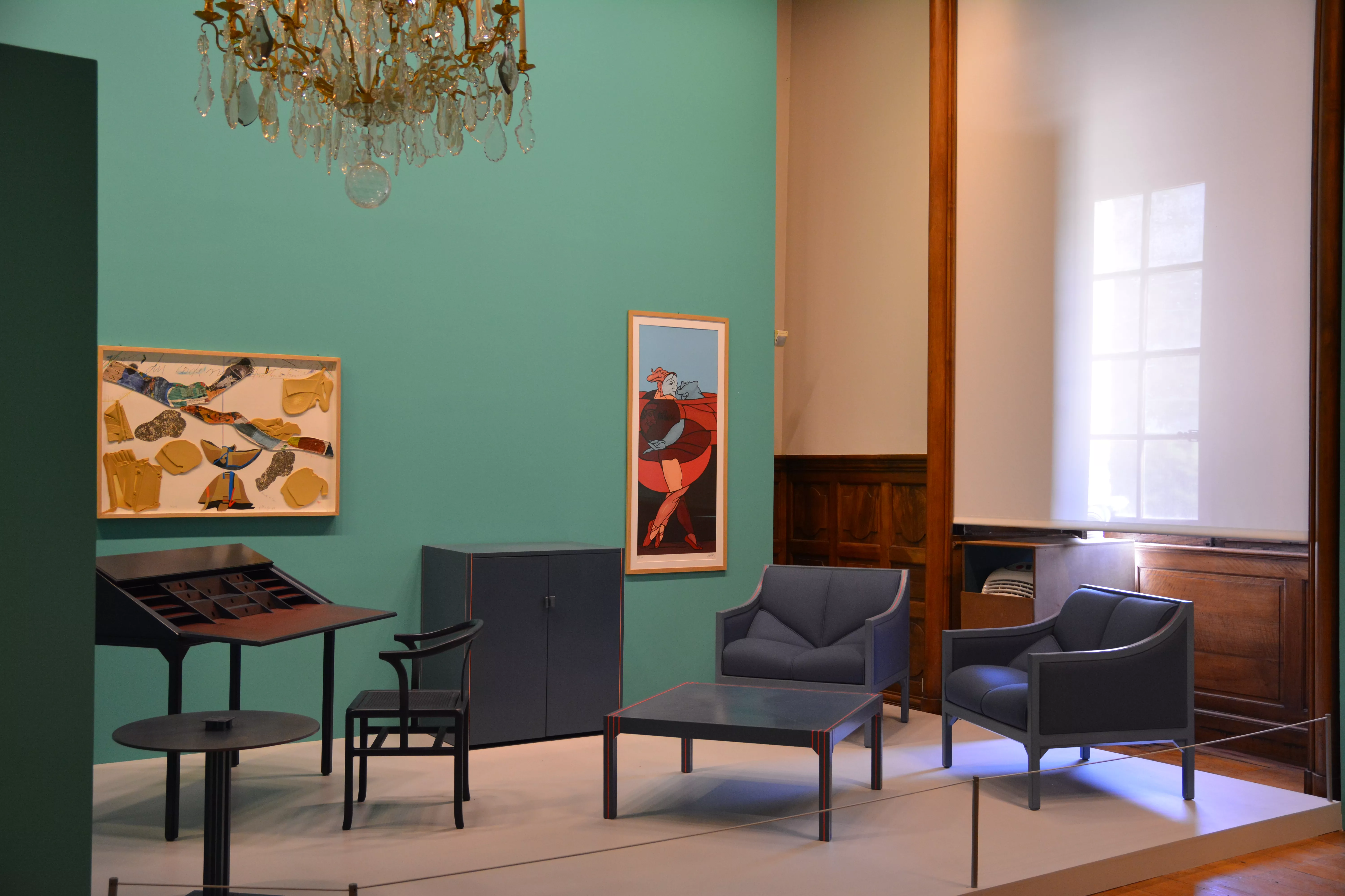 Photographie d'une salle de l'exposition &quot;Style Révolution française&quot; exposant du mobilier contemporain en bois et aluminium laqué bleu