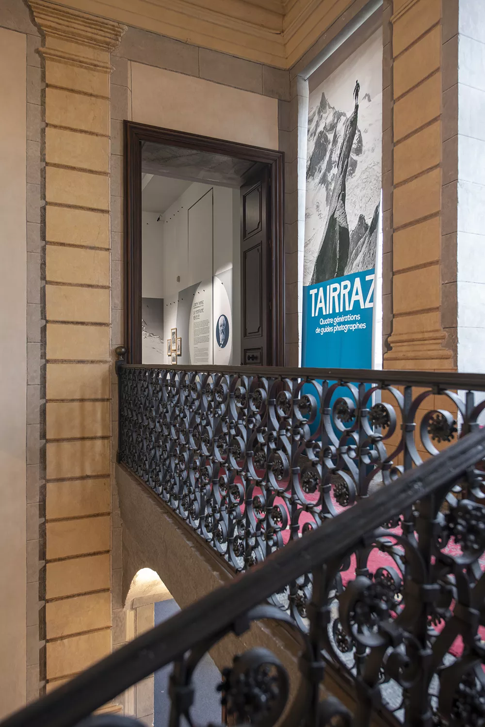 Photographie des escaliers du musée de l'ancien évêché conduisant à l'exposition &quot;Tairraz&quot;