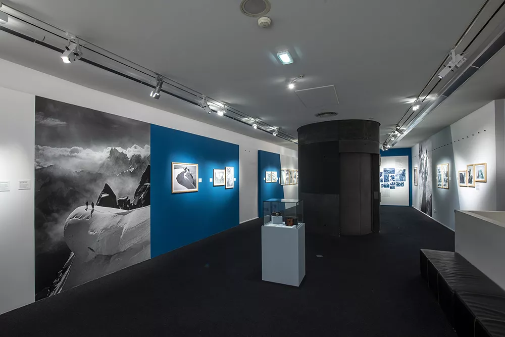 Photographie d'une salle de l'exposition &quot;Tairraz&quot; présentant des photographies de montagne en noir et blanc