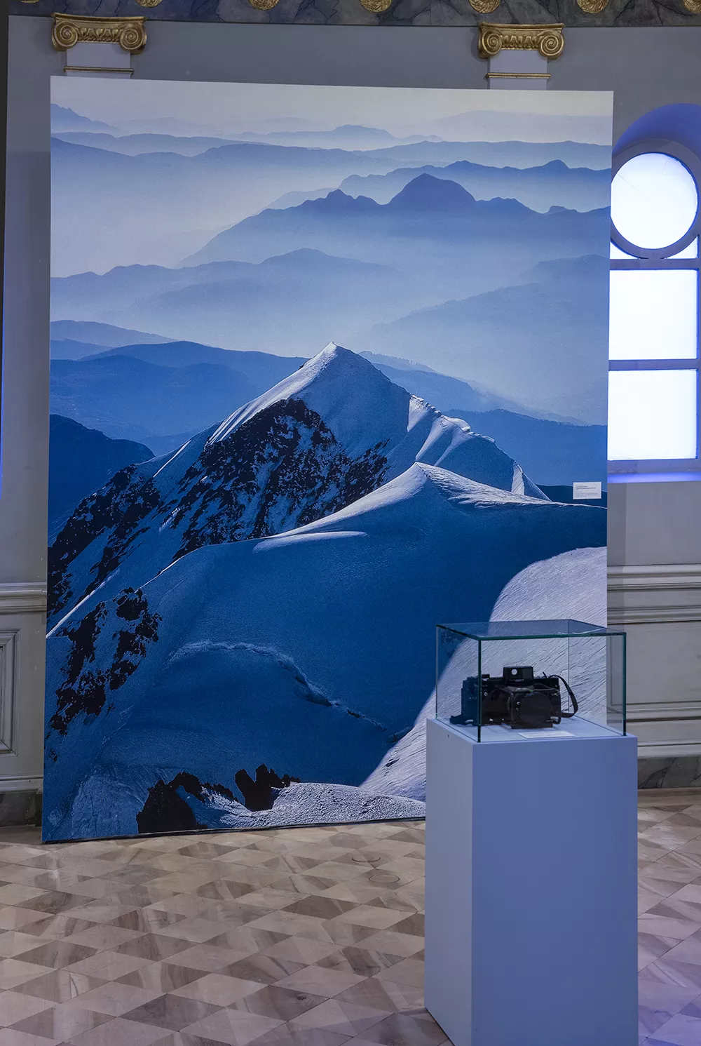 Photographie d'une salle de l'exposition &quot;Tairraz&quot; montrant un agrandissement de photographie de montagne en couleur sur un mur