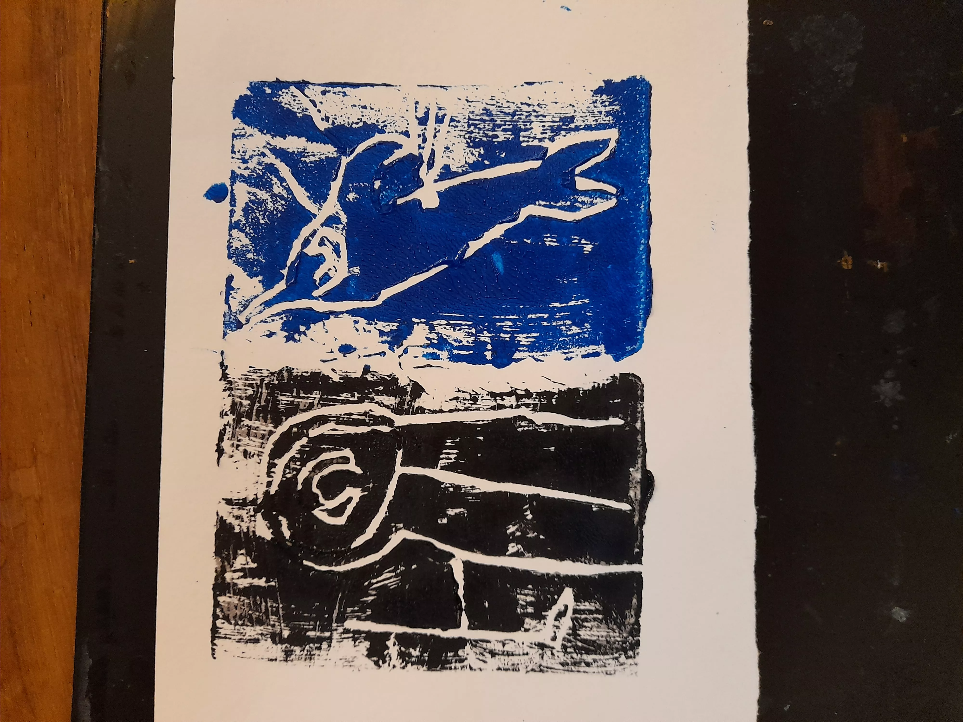 Photographie d'une linogravure noire et bleue réalisée lors d'un atelier