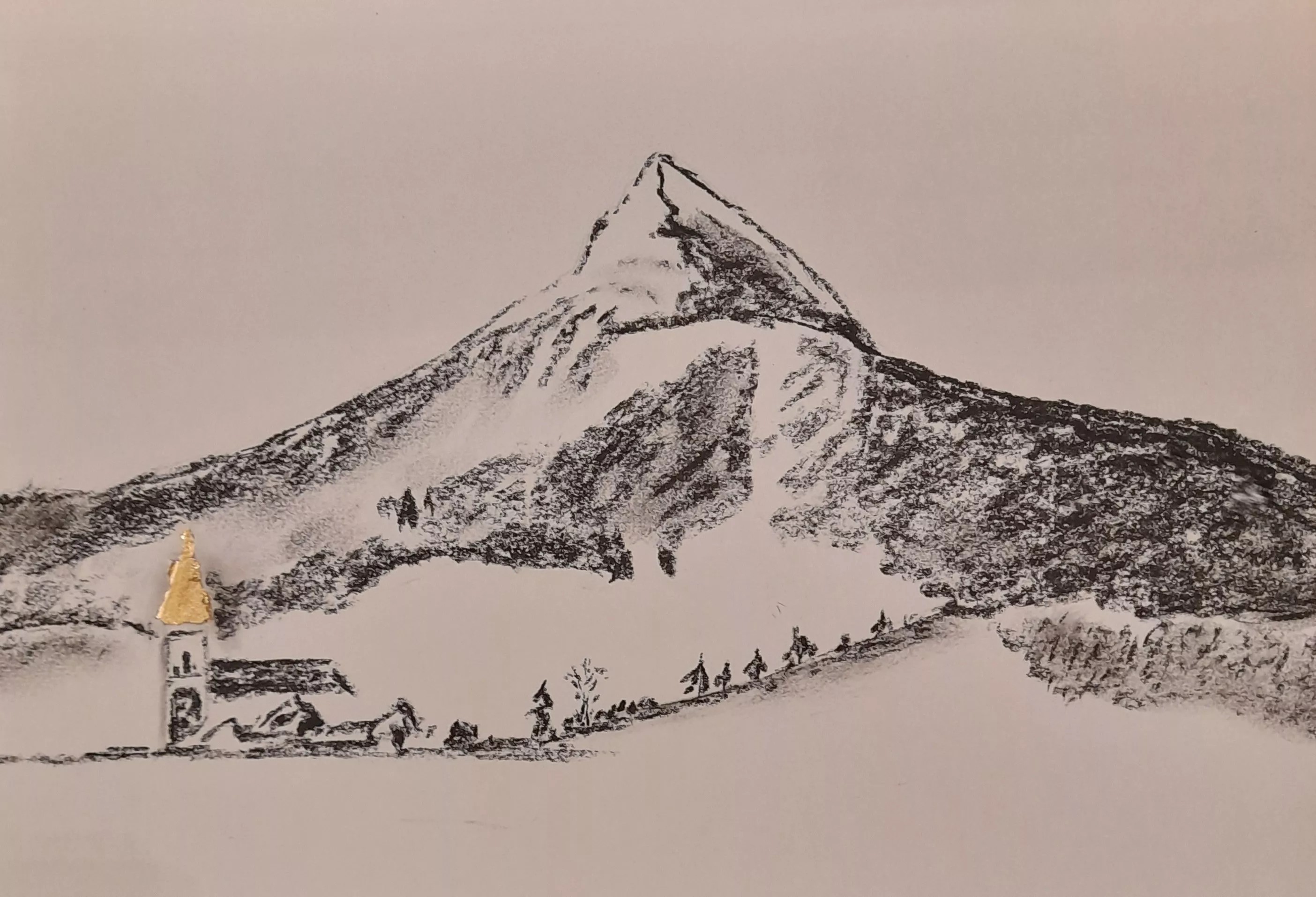 Dessin au fusain de Chamechaude avec une église en contrebas dont le clocher est souligné à la feuille d'or