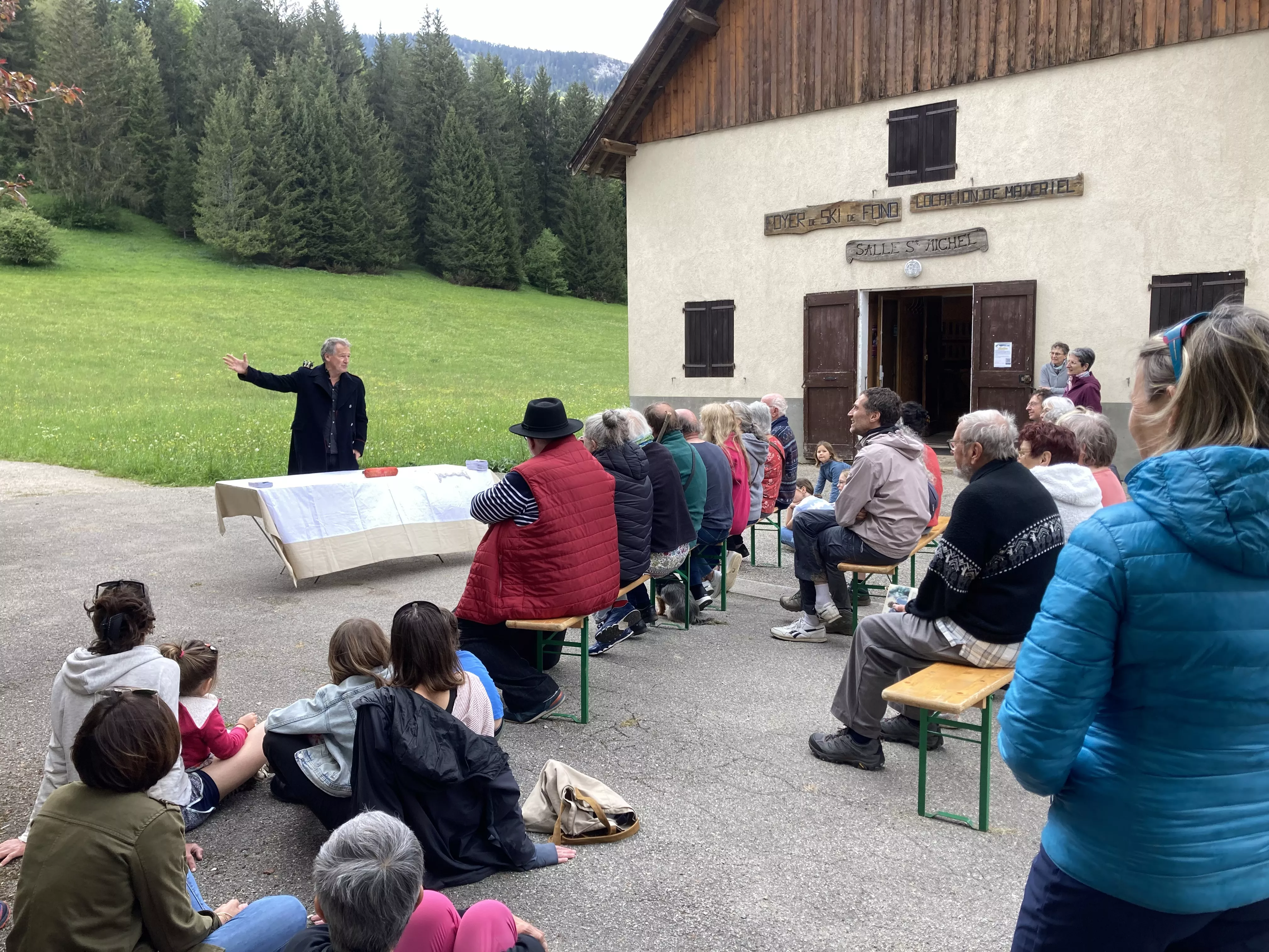 Photographie de l'inauguration de l'exposition &quot;Text'îles&quot; avec le Turak Théâtre en plein air devant un public intergénérationnel