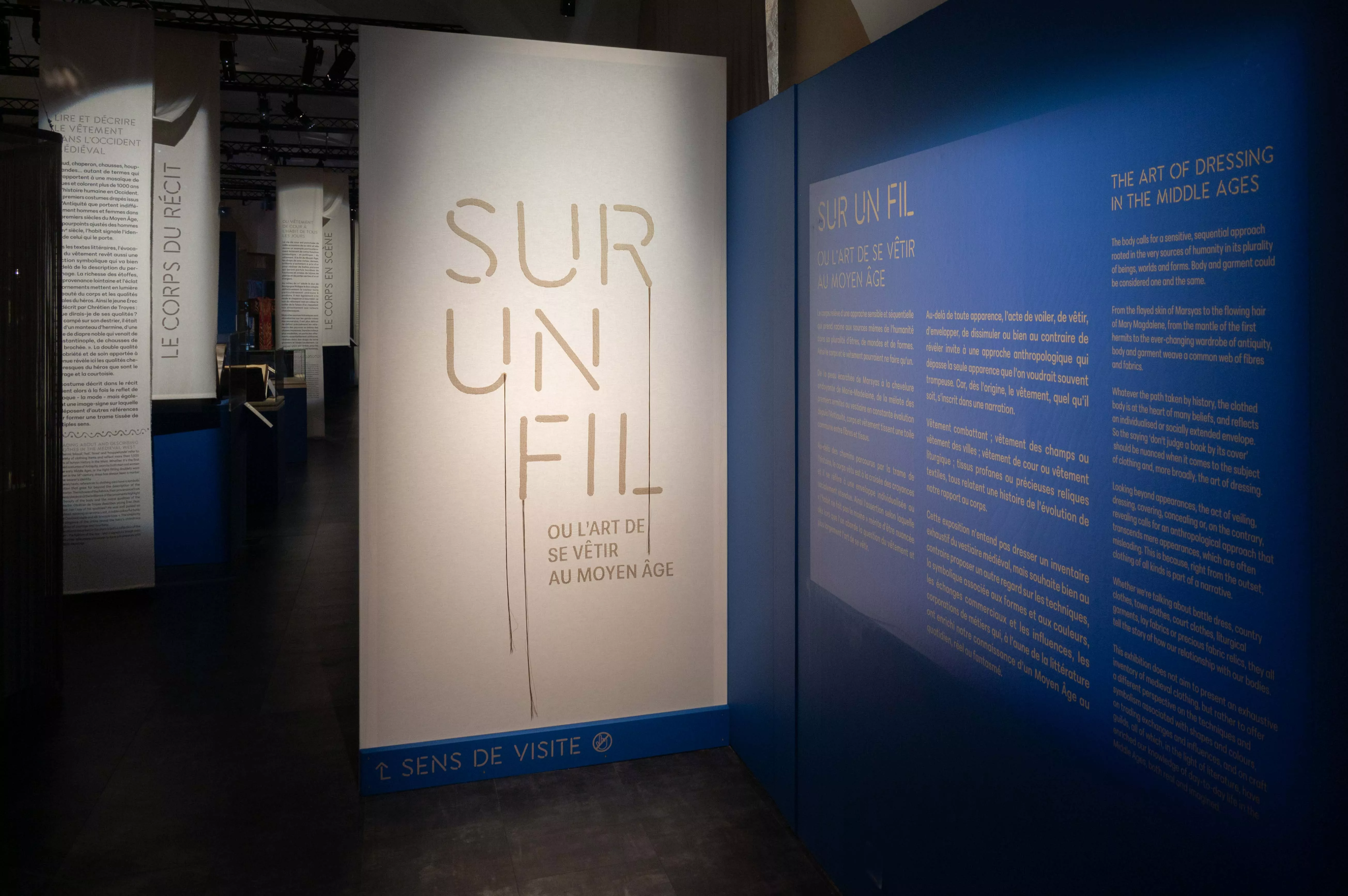 Exposition Sur un fil, ou l'art de se vêtir au Moyen Âge. Exposition Sur un fil, ou l'art de se vêtir au Moyen Âge. Panneau titre, entrée de l'exposition