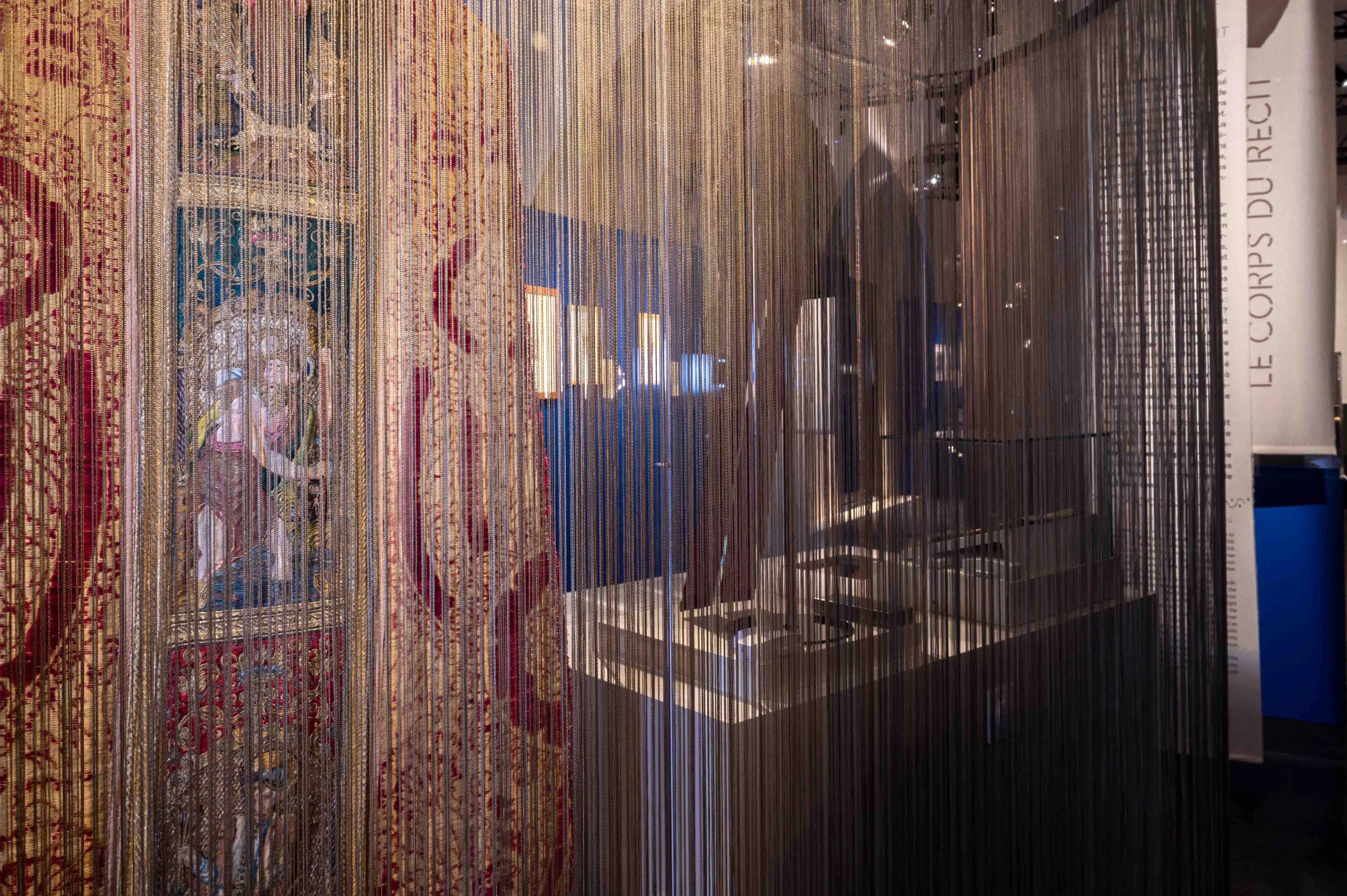Exposition Sur un fil, ou l'art de se vêtir au Moyen Âge. Exposition Sur un fil, ou l'art de se vêtir au Moyen Âge. Oeuvres en transparence d'un rideau