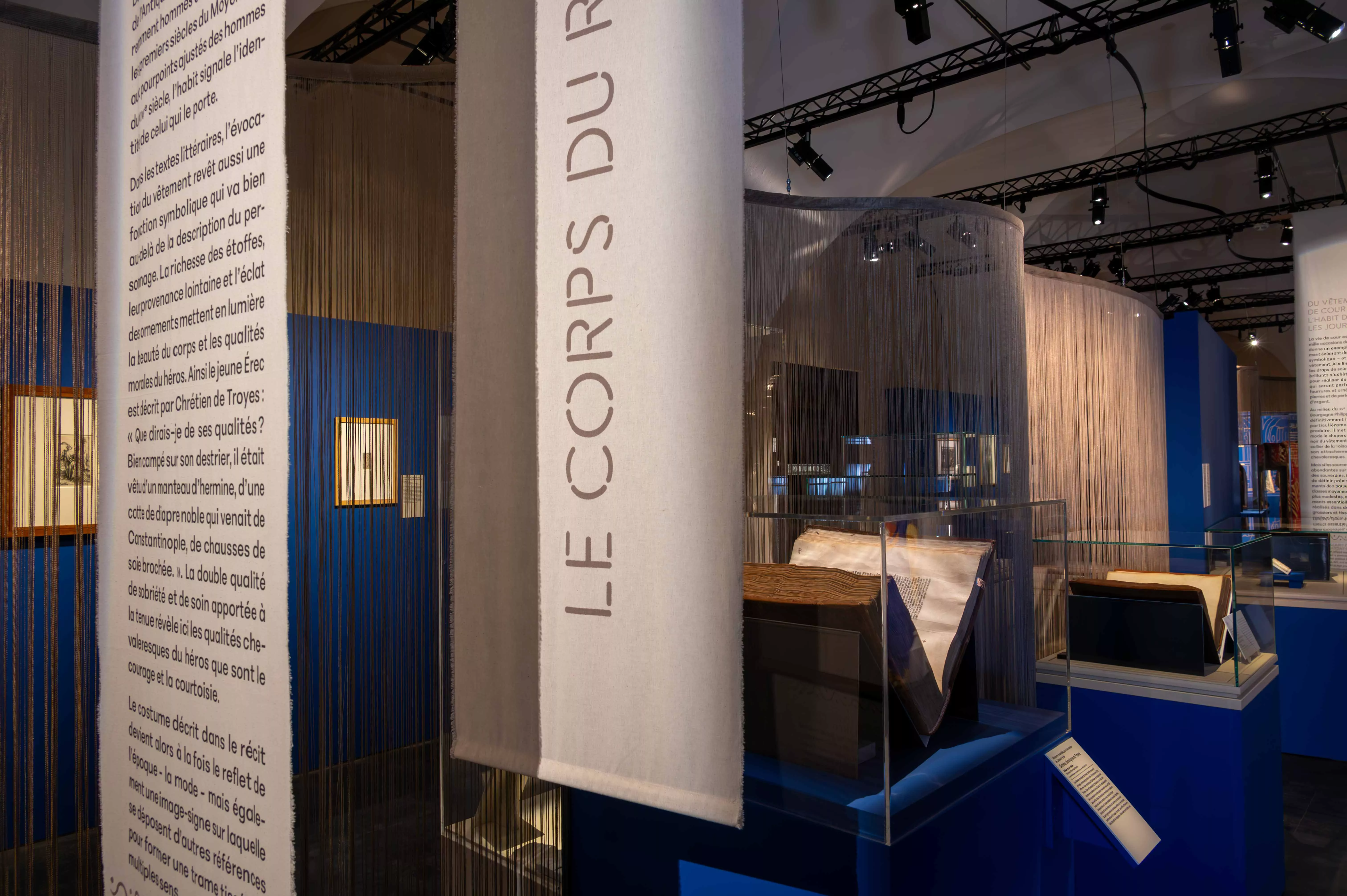 Exposition Sur un fil, ou l'art de se vêtir au Moyen Âge. Exposition Sur un fil, ou l'art de se vêtir au Moyen Âge. Vue d'ensemble de l'exposition. Section Le corps du récit