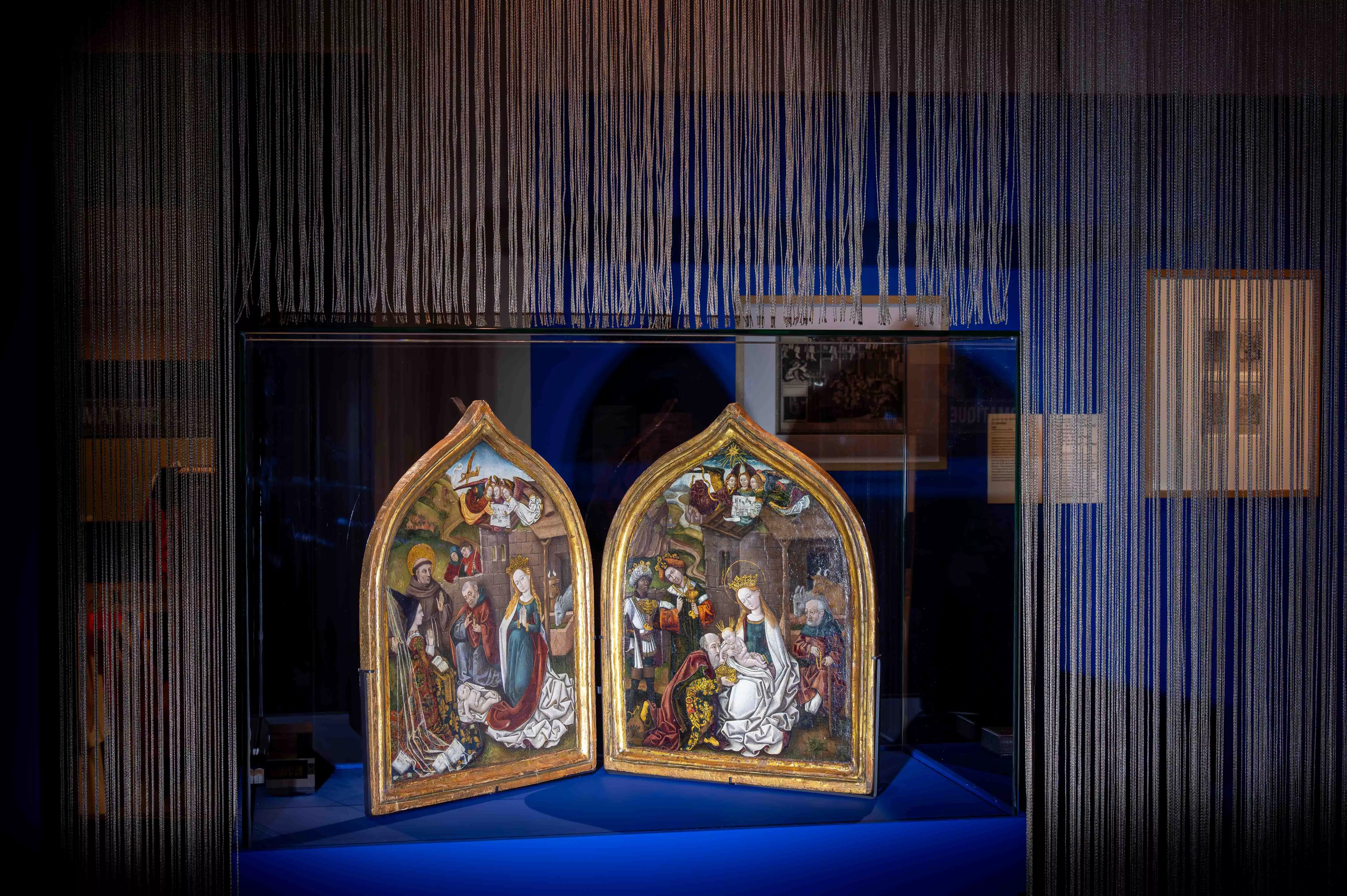 Exposition Sur un fil, ou l'art de se vêtir au Moyen Âge. Exposition Sur un fil, ou l'art de se vêtir au Moyen Âge.  Vitrine présentant un diptyque Charlotte de Savoie