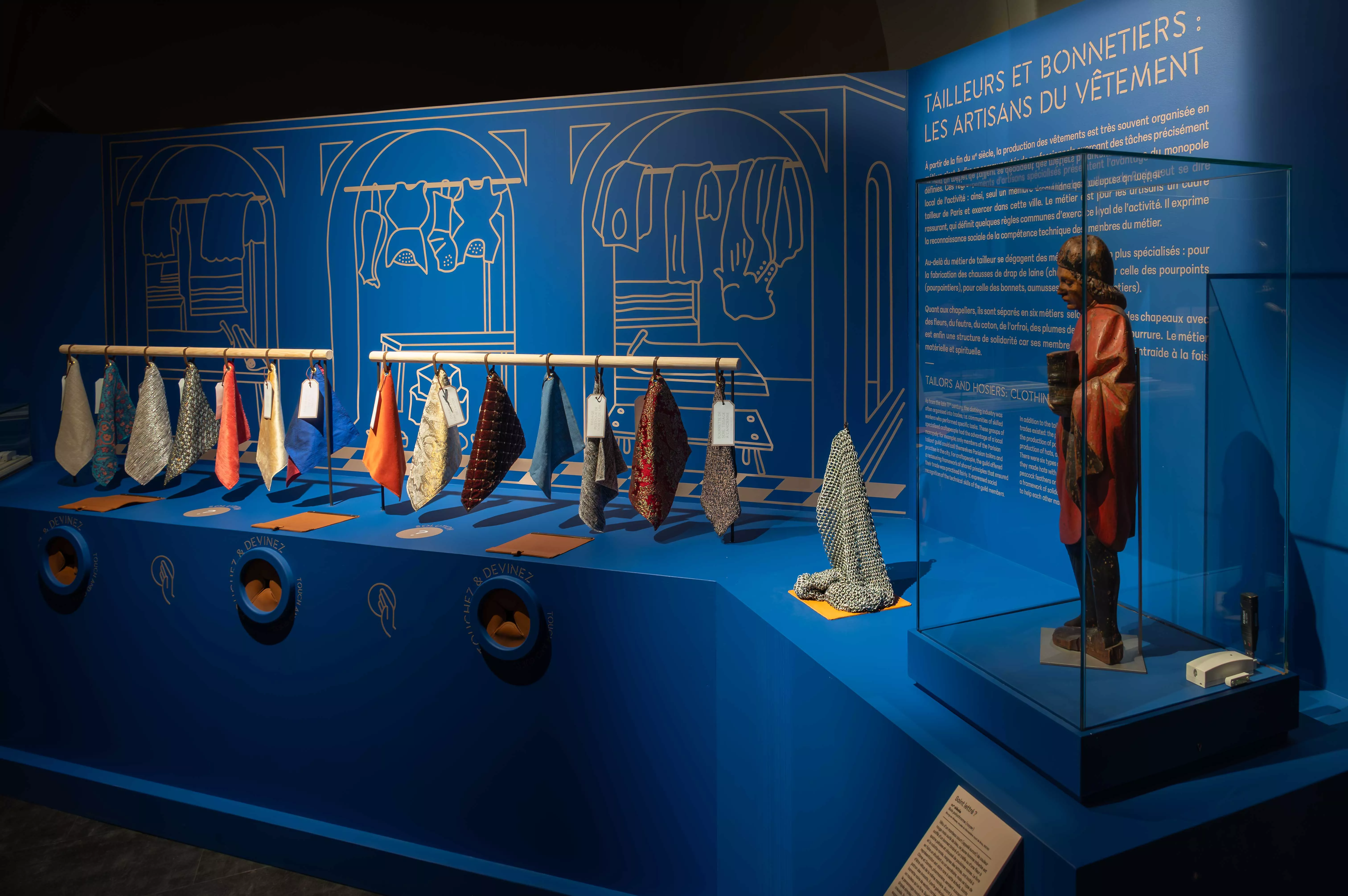 Exposition Sur un fil, ou l'art de se vêtir au Moyen Âge Exposition Sur un fil, ou l'art de se vêtir au Moyen Âge. Présentation de différents tissus utilisé au Moyen Âge. Espace ludique ou l'on peut toucher la matière