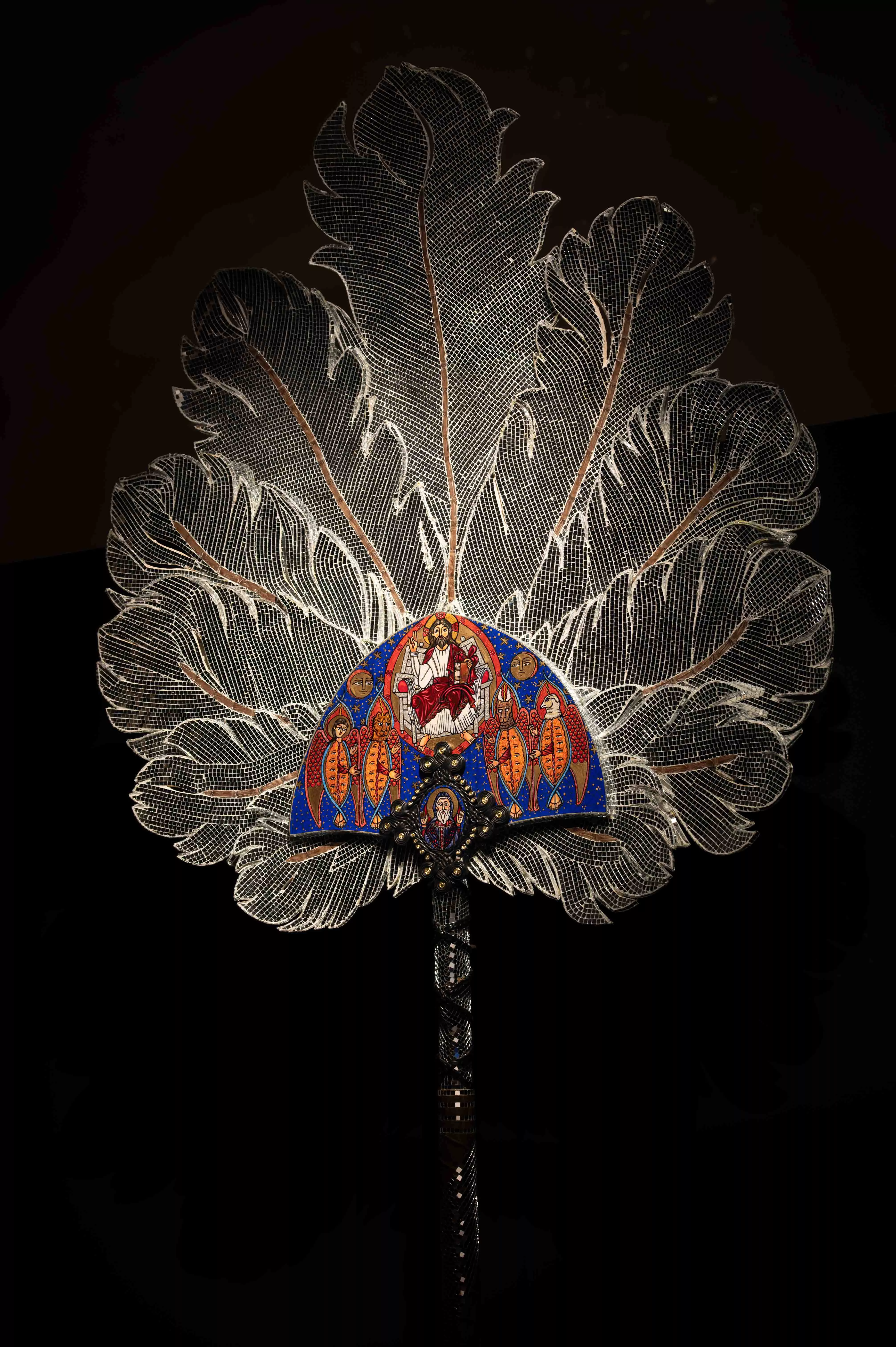 Le soufle de saint Antoine Le soufle de saint Antoine. réinterpretation du flabellum médiéval par Frédérick Yvan Manuel GAY . Mosaïques de miroirs, cuir, bois, parchemin, gouache et métal