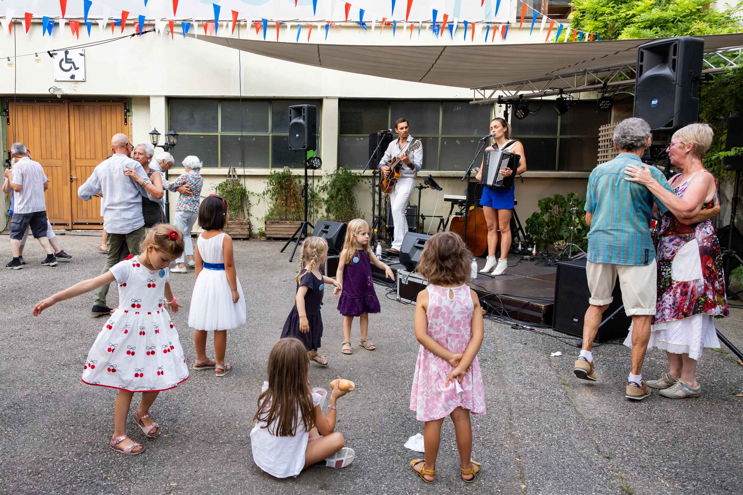 Soirée festive avec le duo Chauffe-Marcel dans la cour du Musée de la Résistance et de la Déportation pour le 80e anniversaire de la Libération