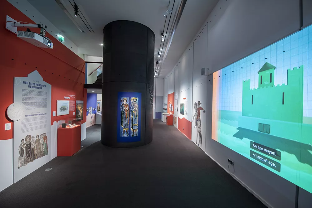 Première salle de l'exposition. À droite la vidéo d'introduction.