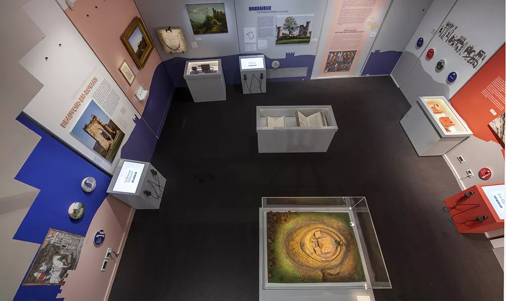 Vue plongeante sur la première salle d'exposition