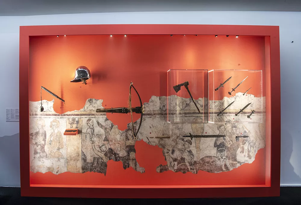 Vitrine présentant des armes médiévales