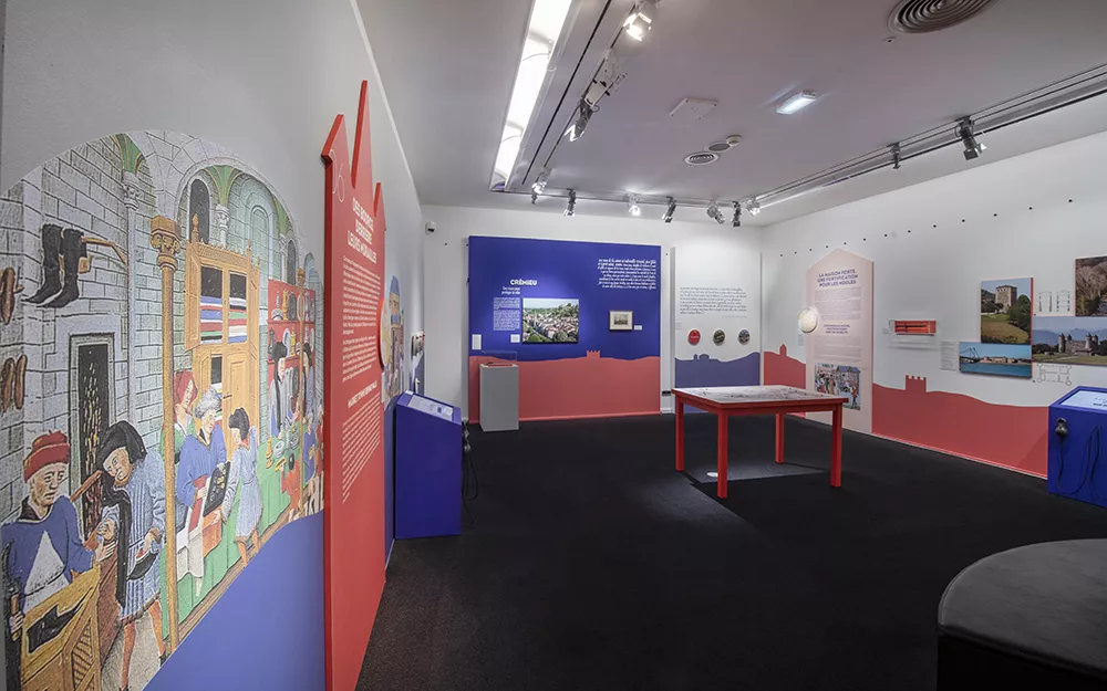 Vue large de la deuxième salle d'exposition, au centre une table de jeu autour de Crémieu