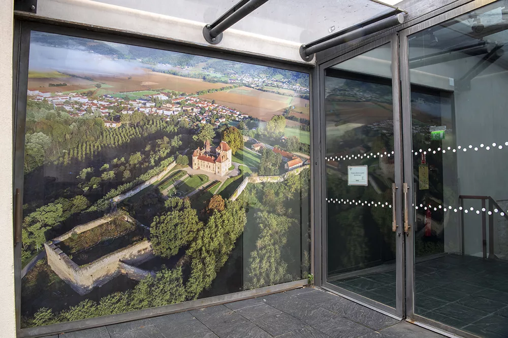 Passerelle au 4e étage avec photo du château de Septème