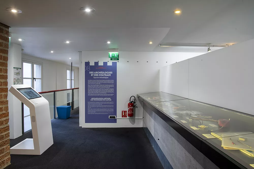 Mezzanine du musée. À gauche, borne interactive sur les sites fortifiés de l'Isère