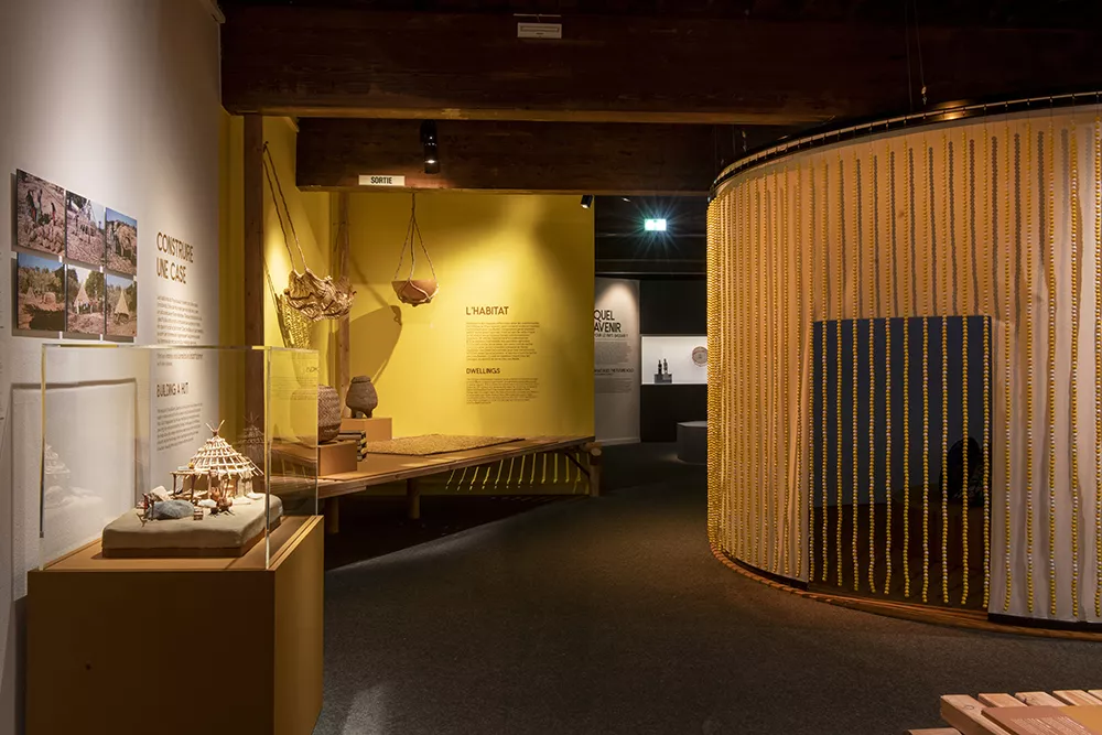troisième salle de l'exposition, l'habitat et la case à contes