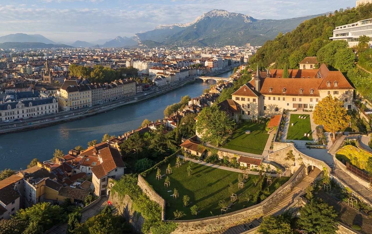 Vue au drone des terrasses du Musée dauphinois