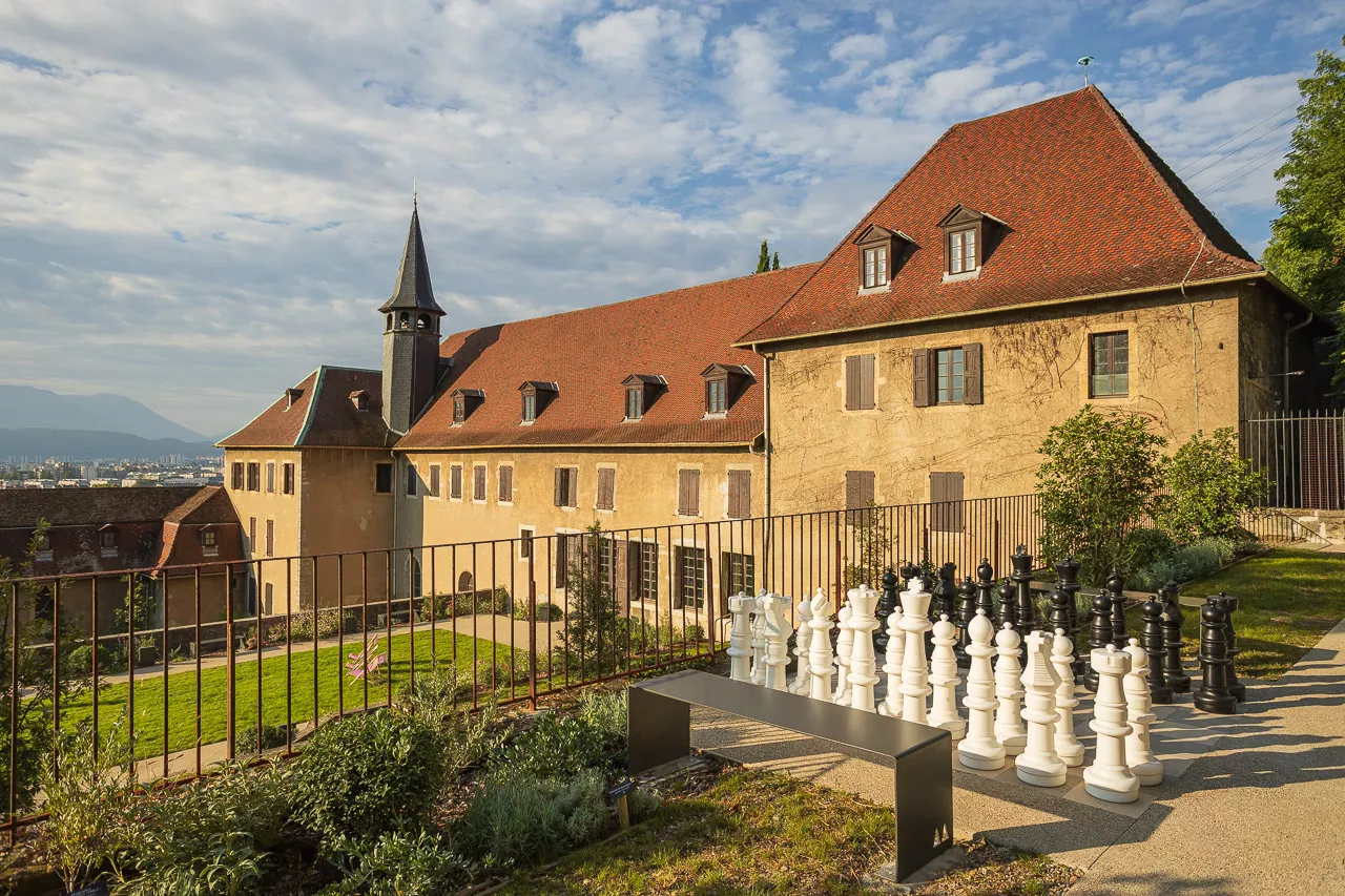 Vue au drone des terrasses du Musée dauphinois