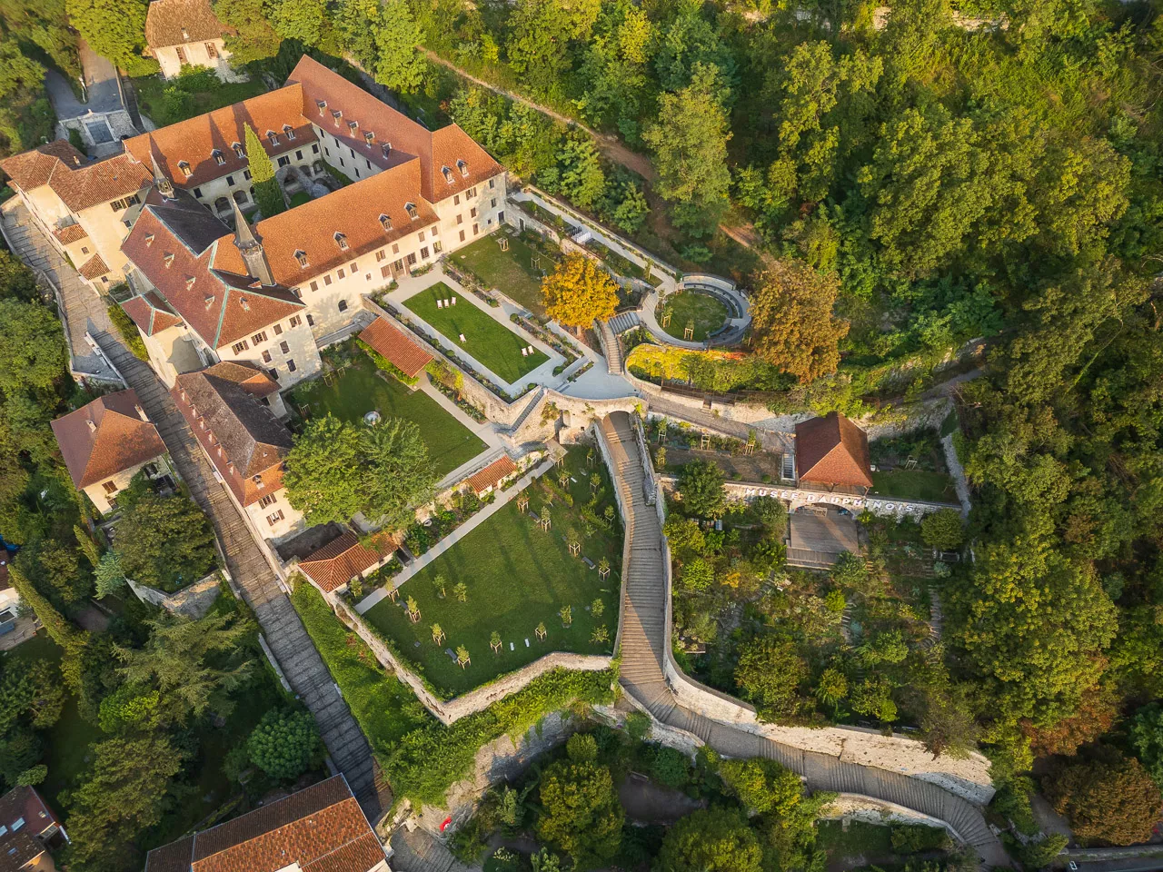 Vue au drone des terrasses du Musée dauphinois