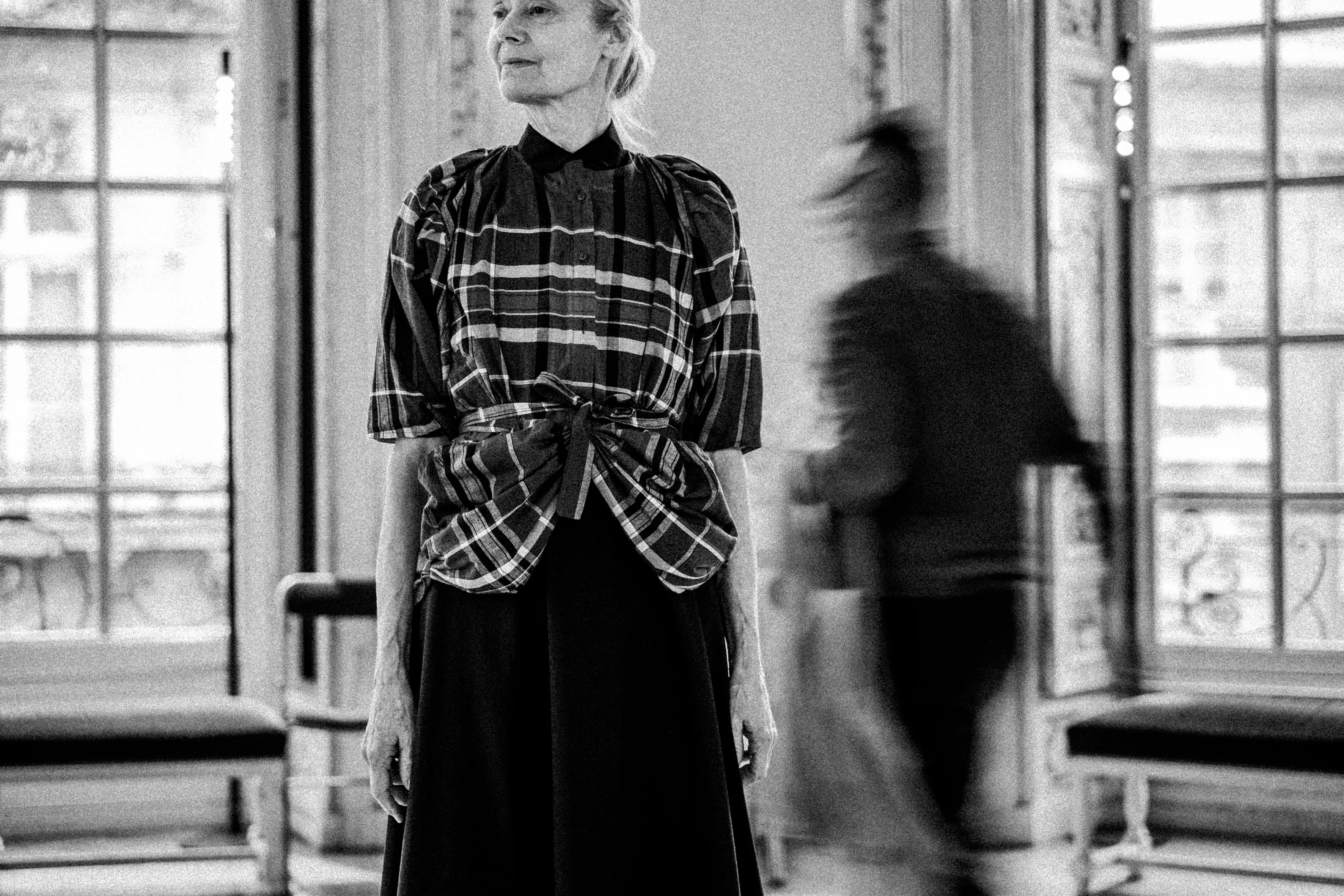 Photo en noir et blanc : mannequin qui défile lors d'une performance d'Olivier Saillard