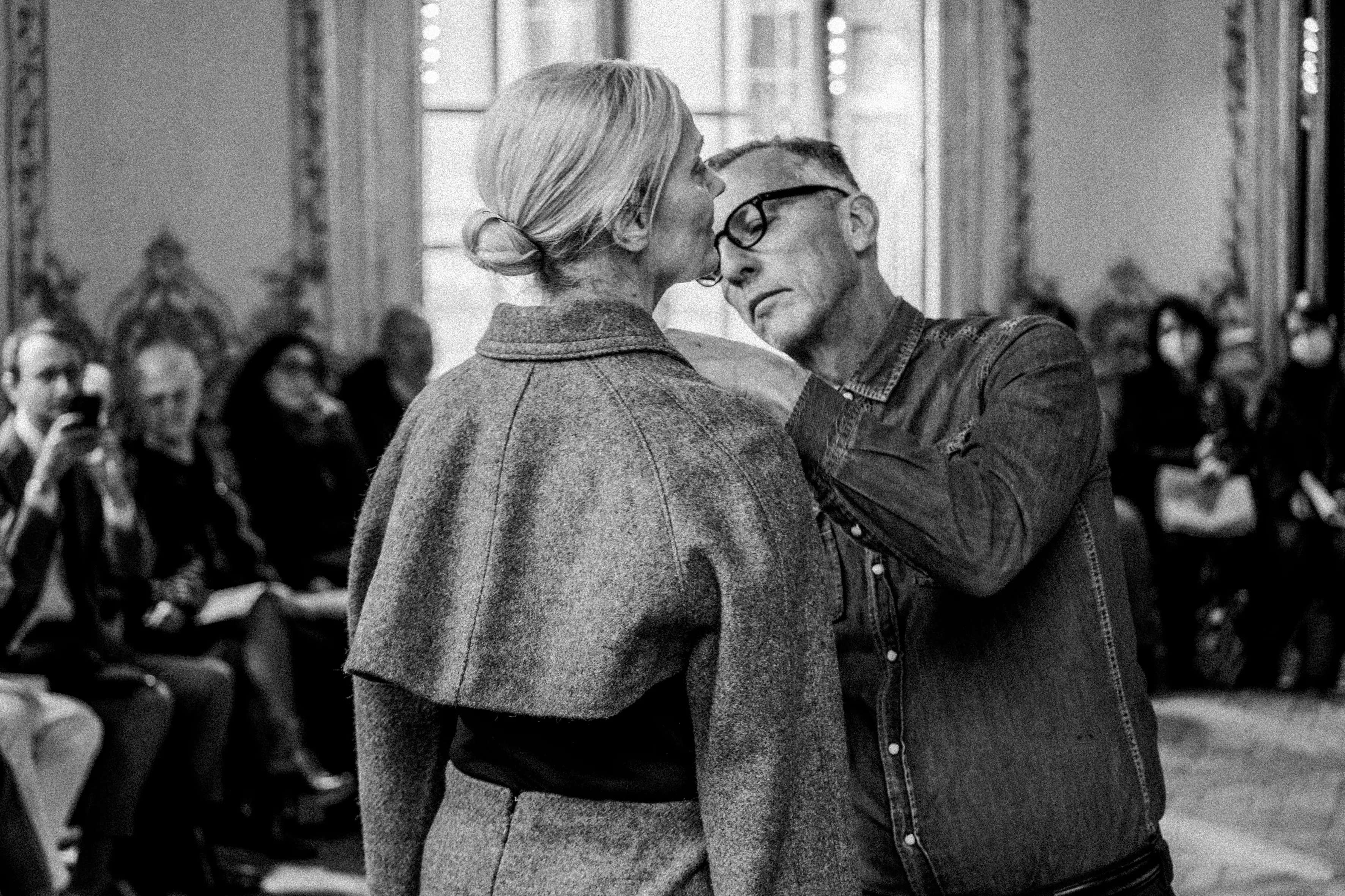Photo en noir et blanc : Olivier Saillard habillant une mannequin lors d'une performance