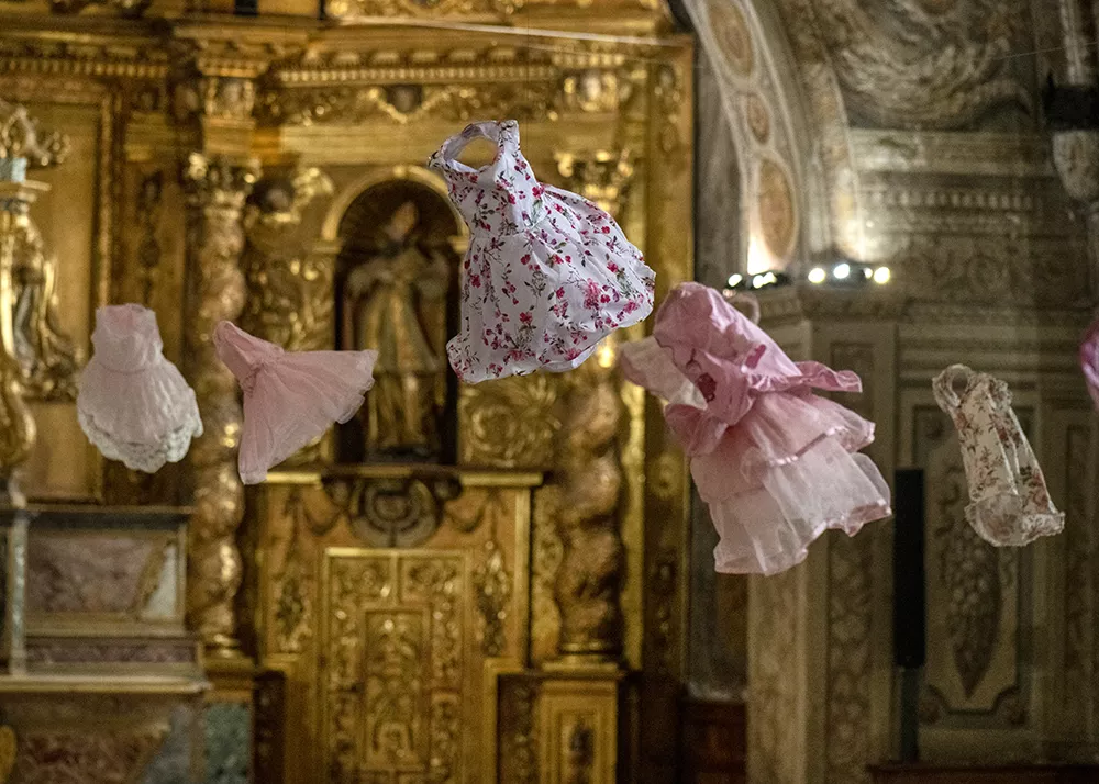 Installation de l'artiste Kaarina Kaikkonen dans la chapelle baroque du Musée dauphinois. S’envolant et dansant vers les décors peint de la chapelle, huit robes roses tournoient dans une chorégraphie lente.