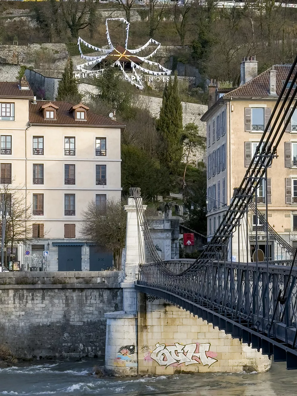 Installation monumentale de l'artiste Kaarina Kaikkonen dans les jardins du Musée dauphinois. Une fleur blanche composée de plus de 400 chemises blanches.