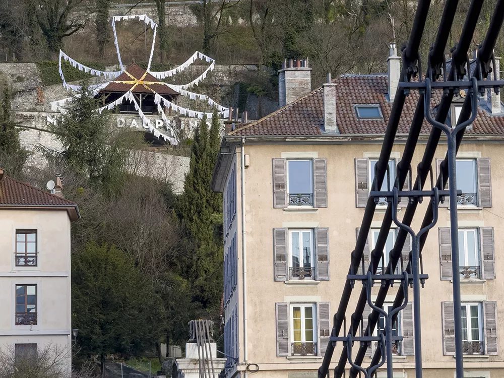 Installation monumentale de l'artiste Kaarina Kaikkonen dans les jardins du Musée dauphinois. Une fleur blanche composée de plus de 400 chemises blanches.