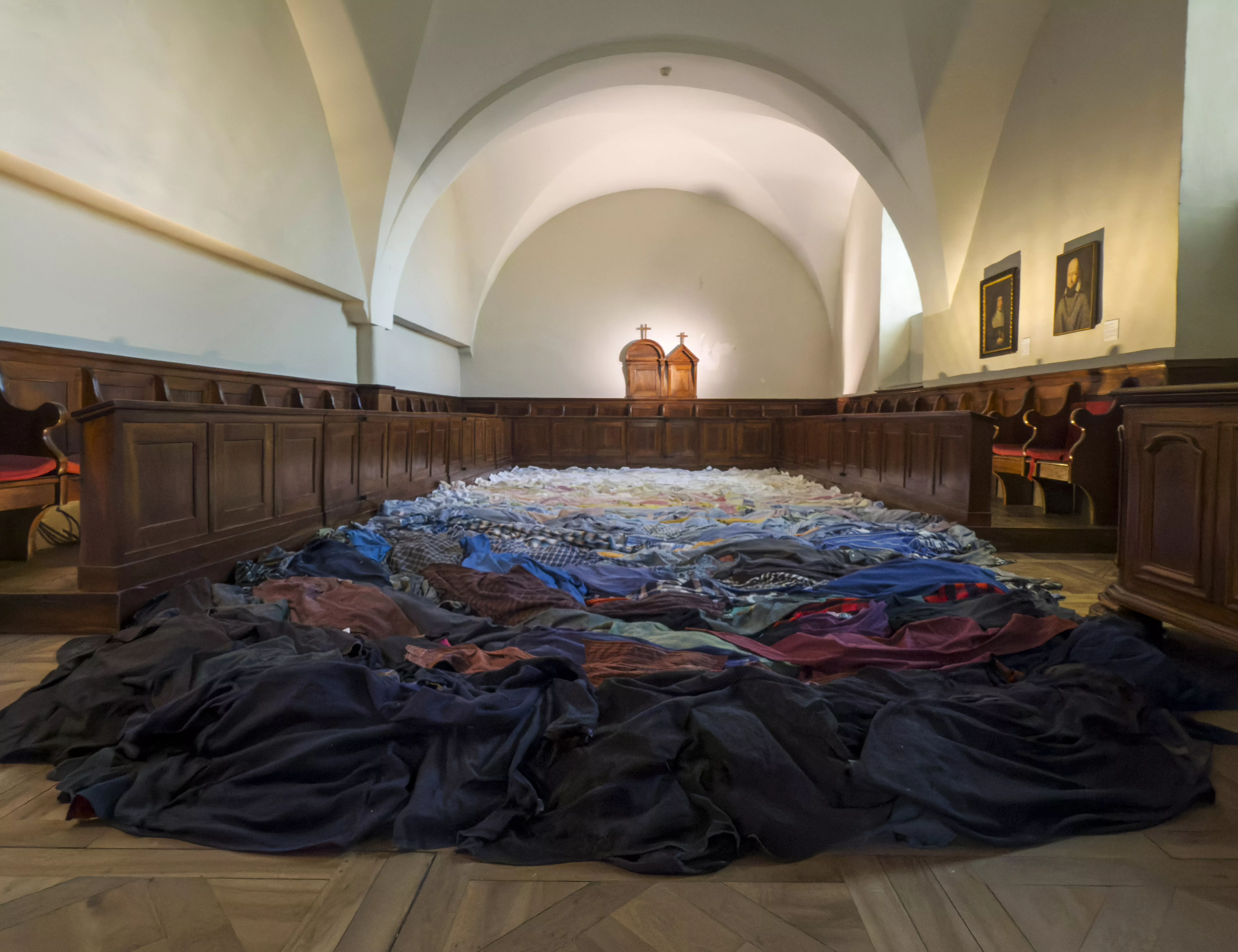 Installation de l'artiste Kaarina Kaikkonen dans le choeur des religieuses