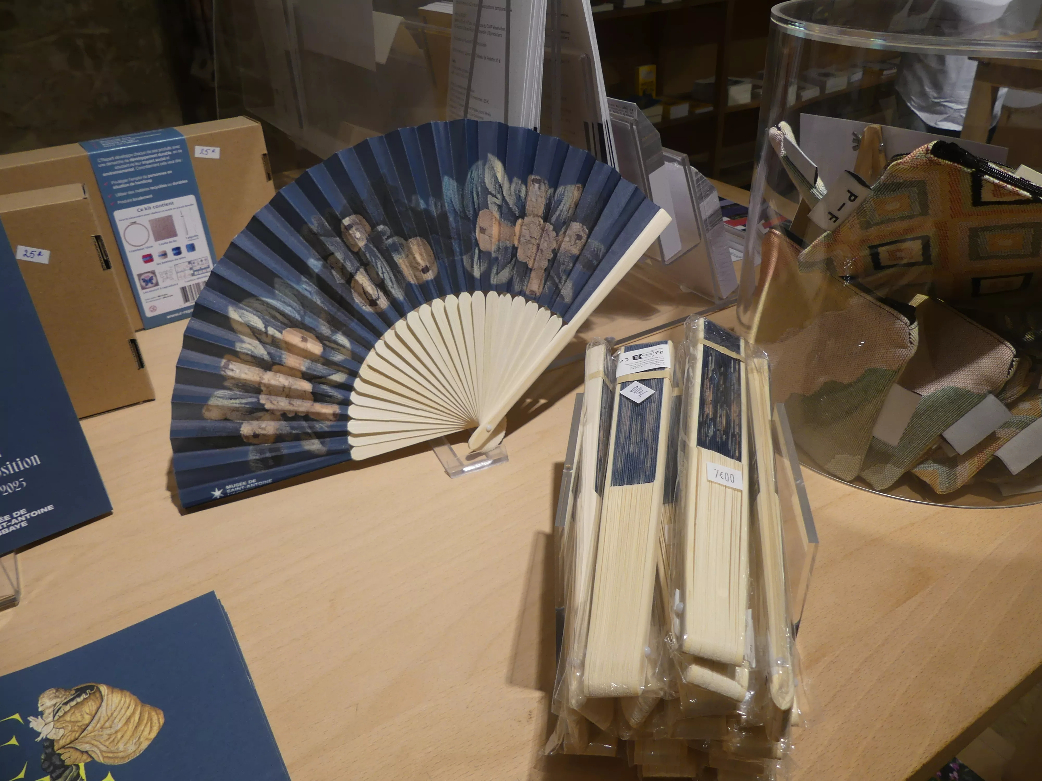 éventail décors bleu avec motifs tapisserie en lien avec l'exposition De laine et d'or...