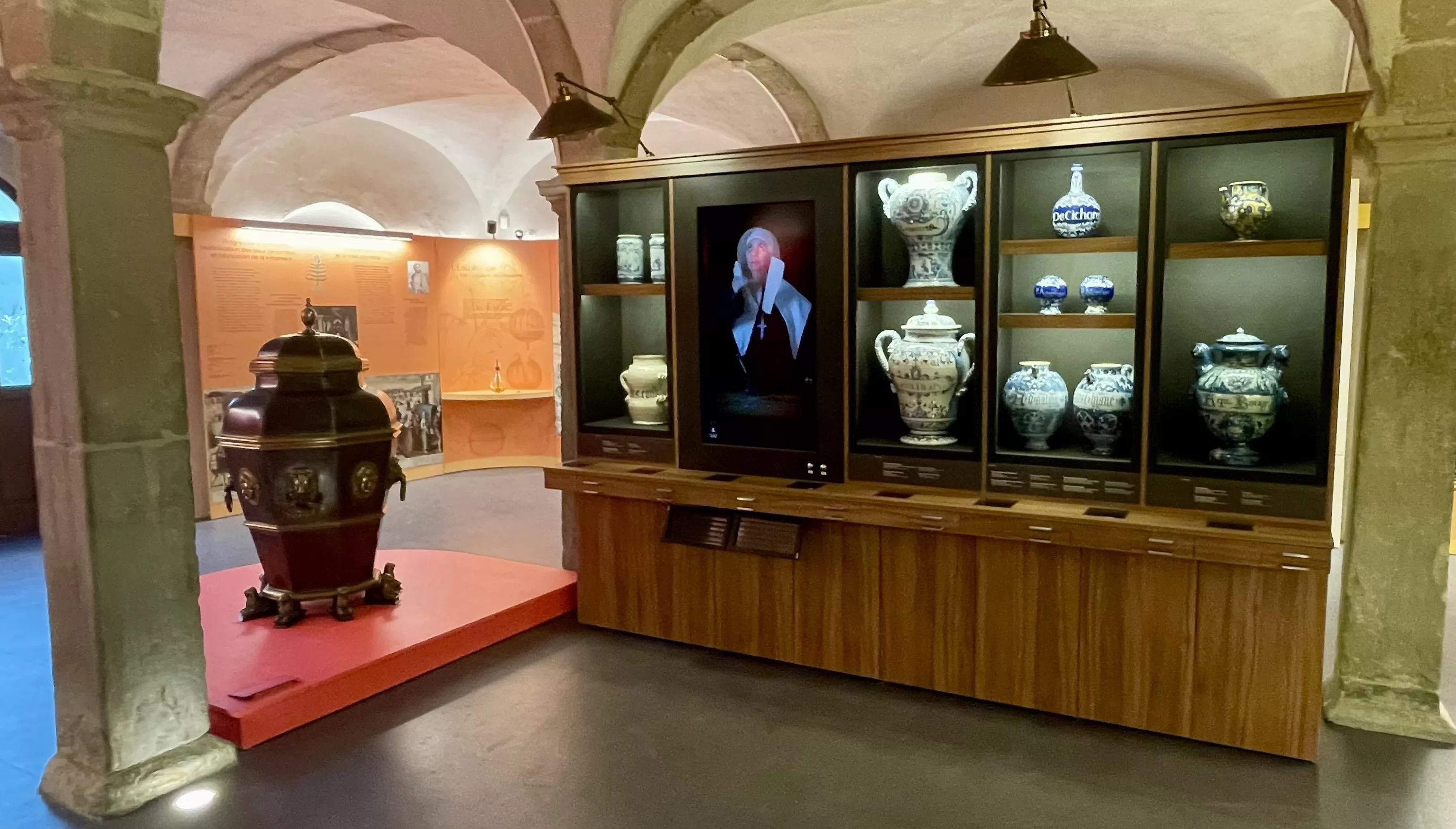 Exposition Parfums d'histoire, du soin au bien-être Nouveau dispostif interactif et immersif avec  contenu audiovisuel intégré. Vous y ferez la rencontre de Marie Cantel, sœur hospitalière à l’Hôtel-Dieu de Lyon au XVIIe siècle. Elle partage son quotidien, ses pratiques de soin et son expertise des plantes.