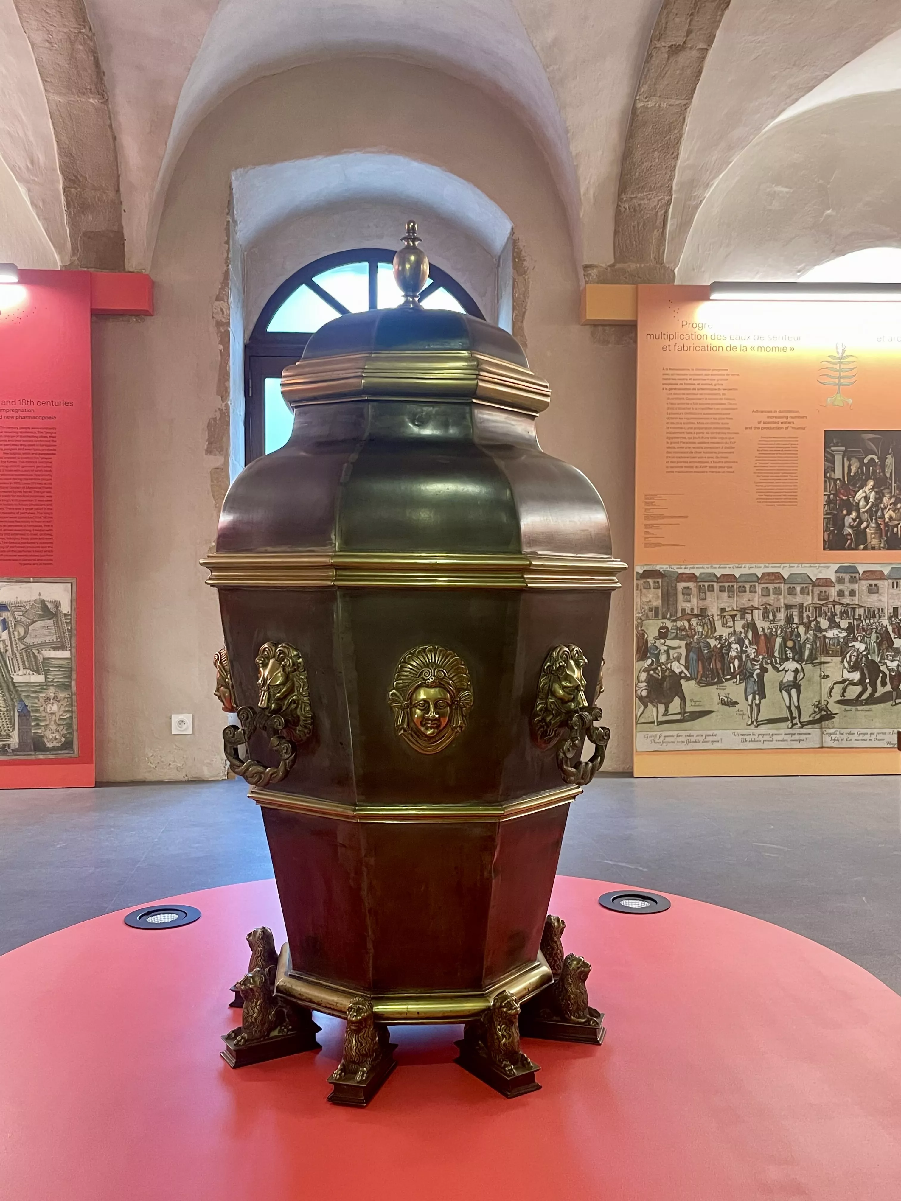 Exposition Parfums d'histoire, du soin au bien-être Grand vase à thériaque. Dépot des Hospices Civils de Lyon